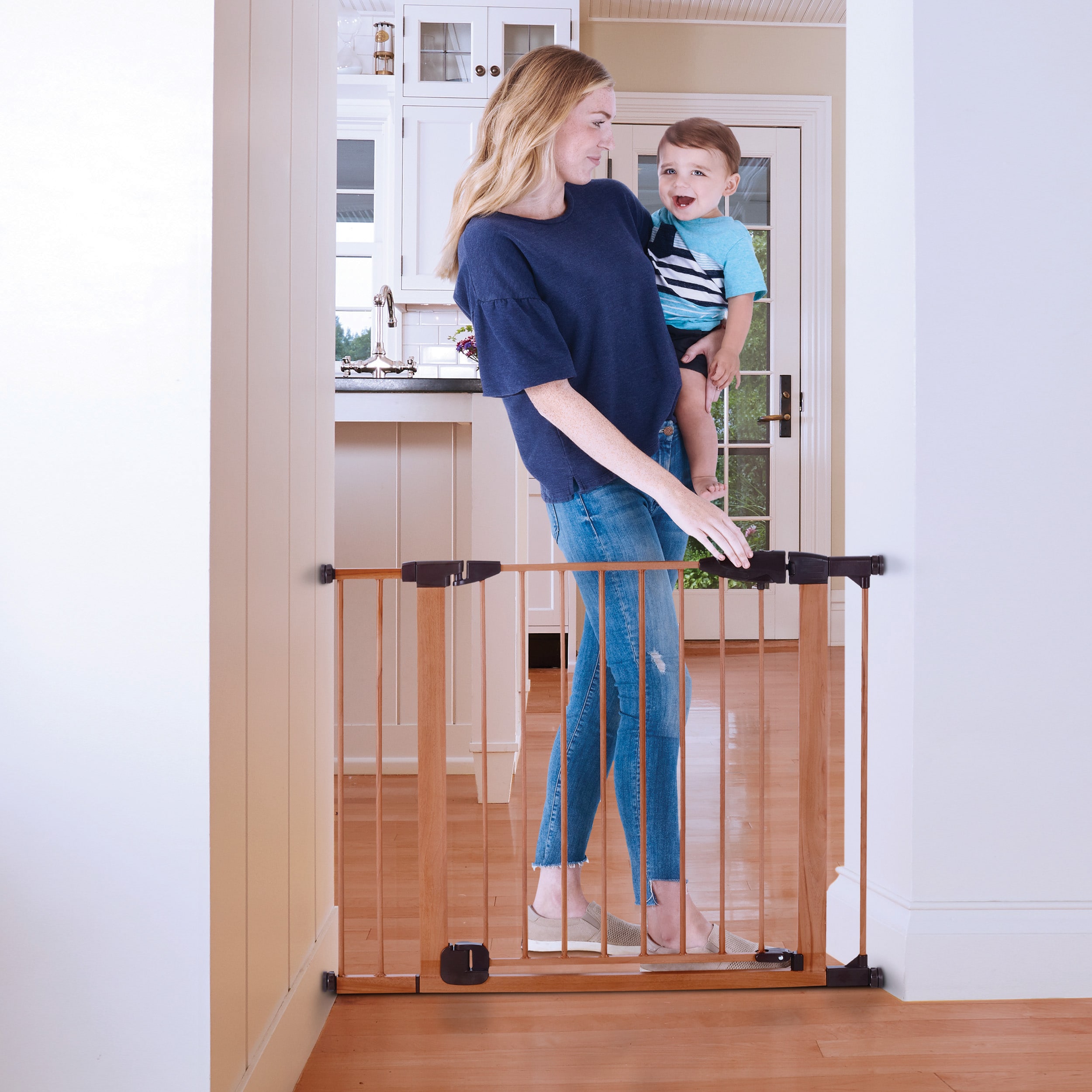 Puerta de seguridad metálica marrón y café oscuro montada a presión de 40.5 pulgadas x 30 pulgadas para niños pequeños Toddleroo by North States 5348