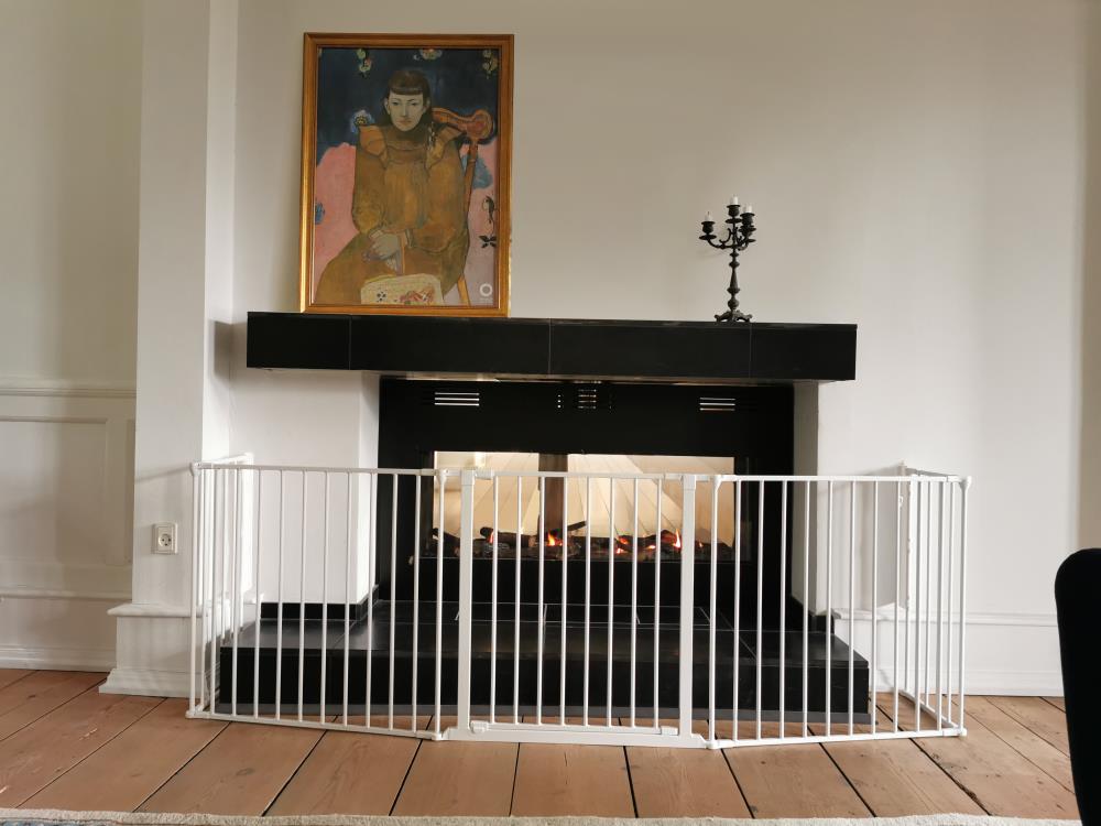 Barrera de seguridad metálica blanca BabyDan montada con hardware de 109.5 pulgadas x 28 pulgadas SG-FXL104-W