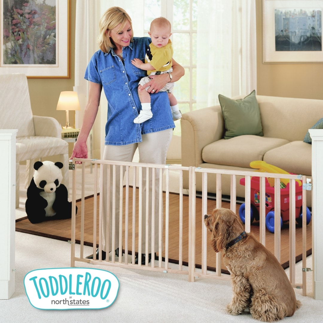 Barrera de seguridad de madera natural montada con hardware Toddleroo de North States de 103 pulgadas x 27 pulgadas 4649