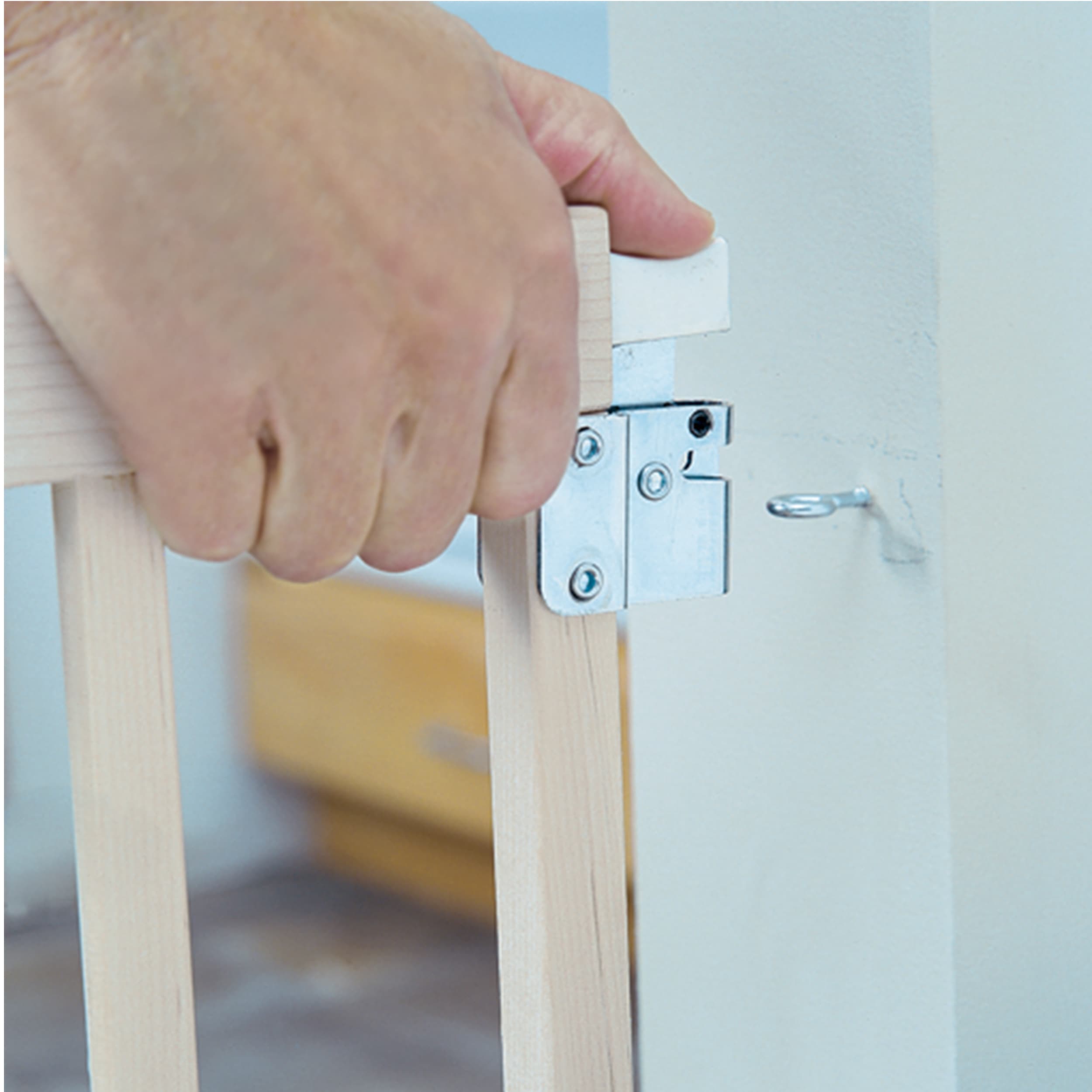 Barrera de seguridad de madera natural montada con hardware Toddleroo de North States de 103 pulgadas x 27 pulgadas 4649