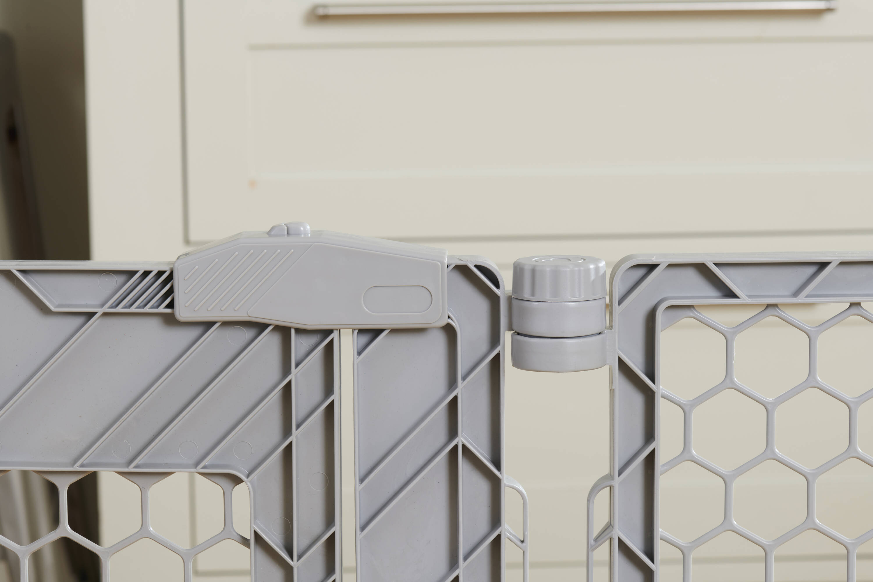 Corralito y Puerta de Seguridad 2 en 1 Regalo con Puerta de 192 pulgadas x 26 pulgadas Montado con Hardware de Plástico Gris Corralito 1390 G DS
