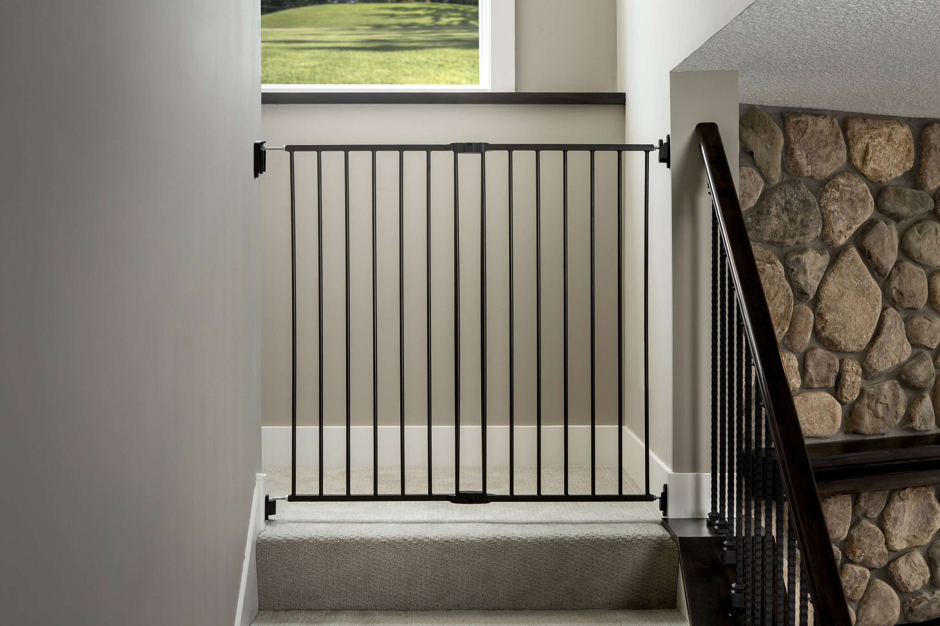 Barrera de seguridad metálica negra montada con herrajes en la parte superior de las escaleras 40.5 pulgadas x 36 pulgadas 1255 B DS
