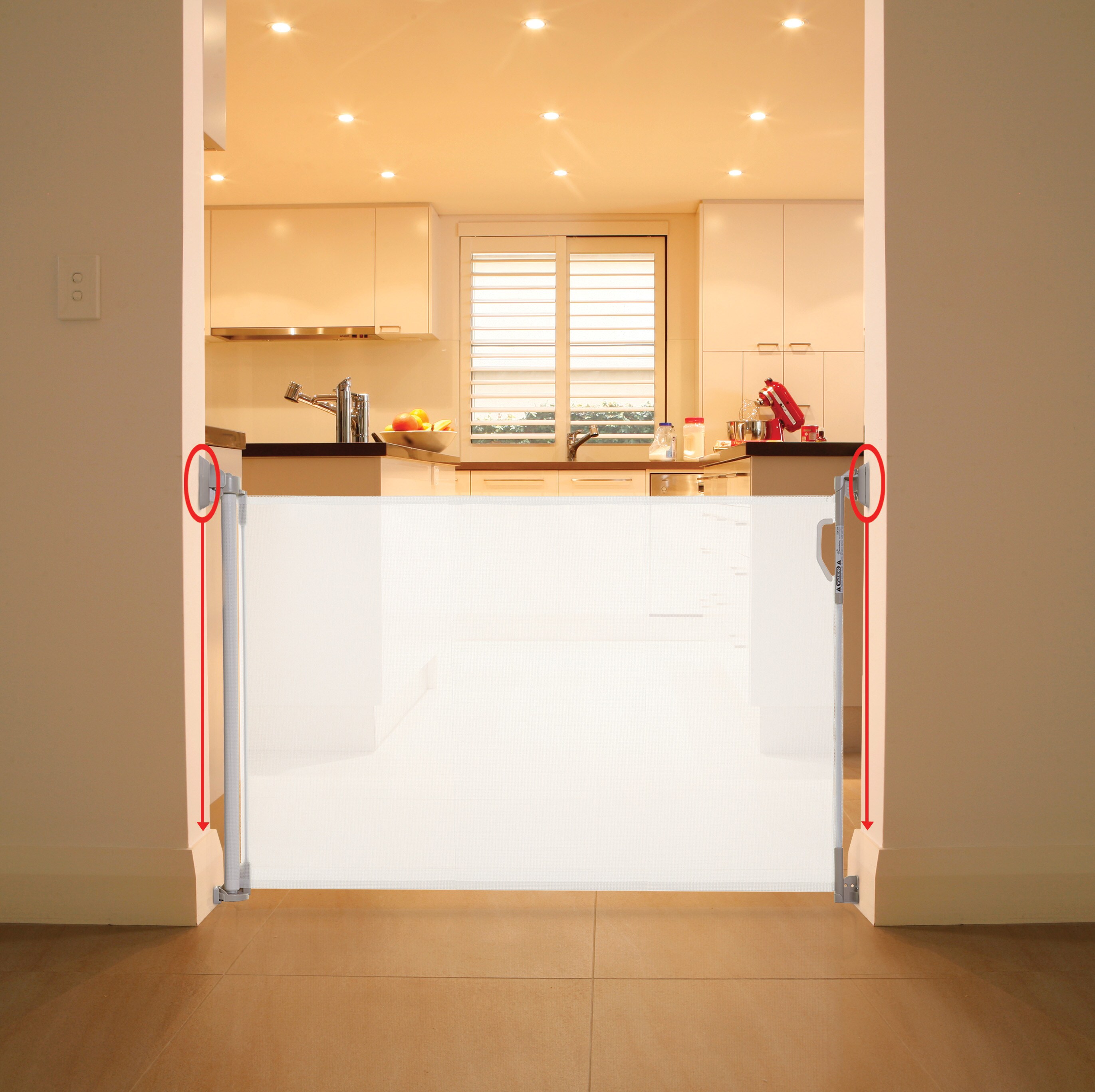 Barrera de seguridad retráctil de plástico blanco montada con herrajes de 55 pulgadas x 34 pulgadas Dreambaby L820