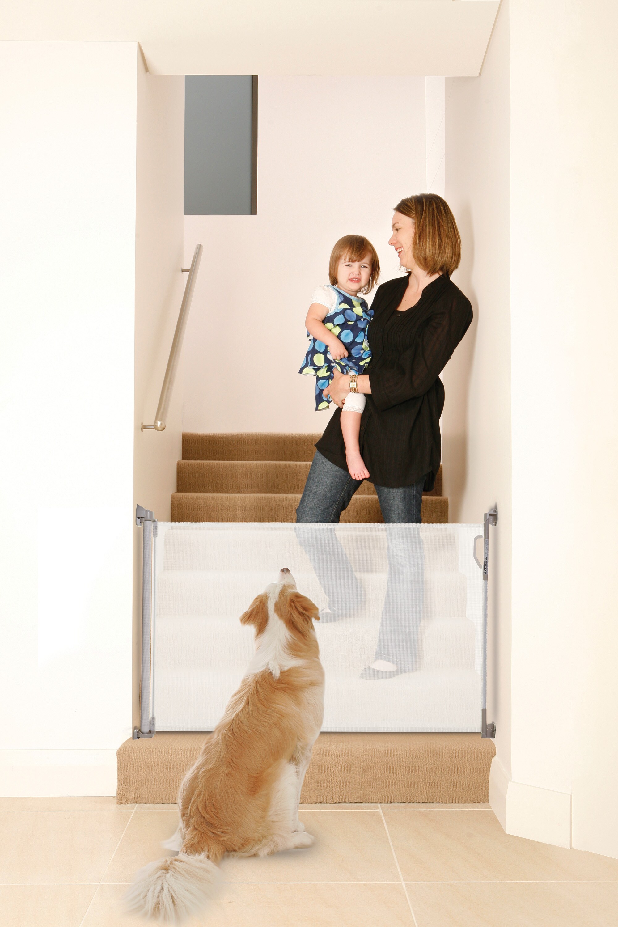 Barrera de seguridad retráctil de plástico blanco montada con herrajes de 55 pulgadas x 34 pulgadas Dreambaby L820