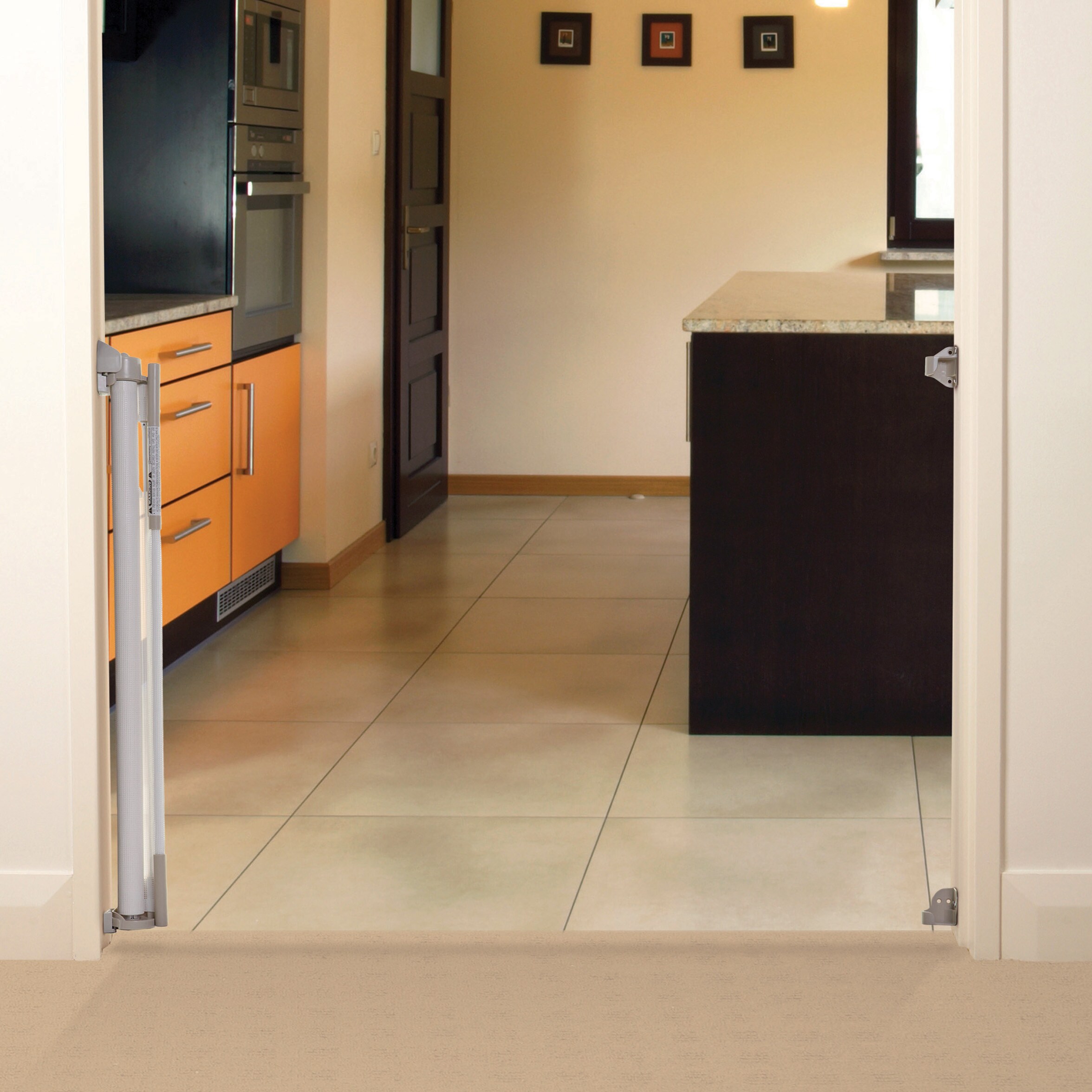 Barrera de seguridad retráctil de plástico blanco montada con herrajes de 55 pulgadas x 34 pulgadas Dreambaby L820