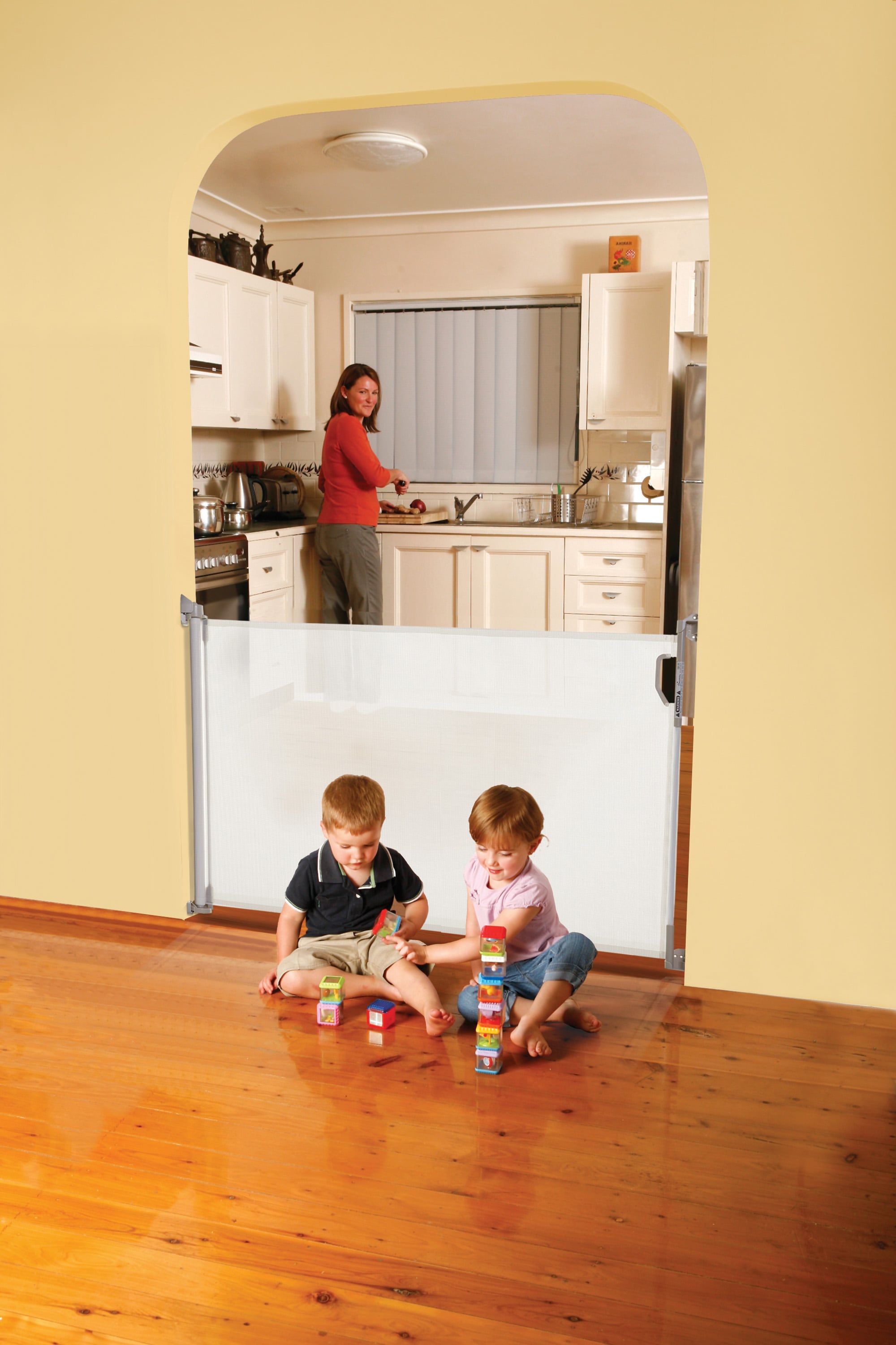 Barrera de seguridad retráctil de plástico blanco montada con herrajes de 55 pulgadas x 34 pulgadas Dreambaby L820