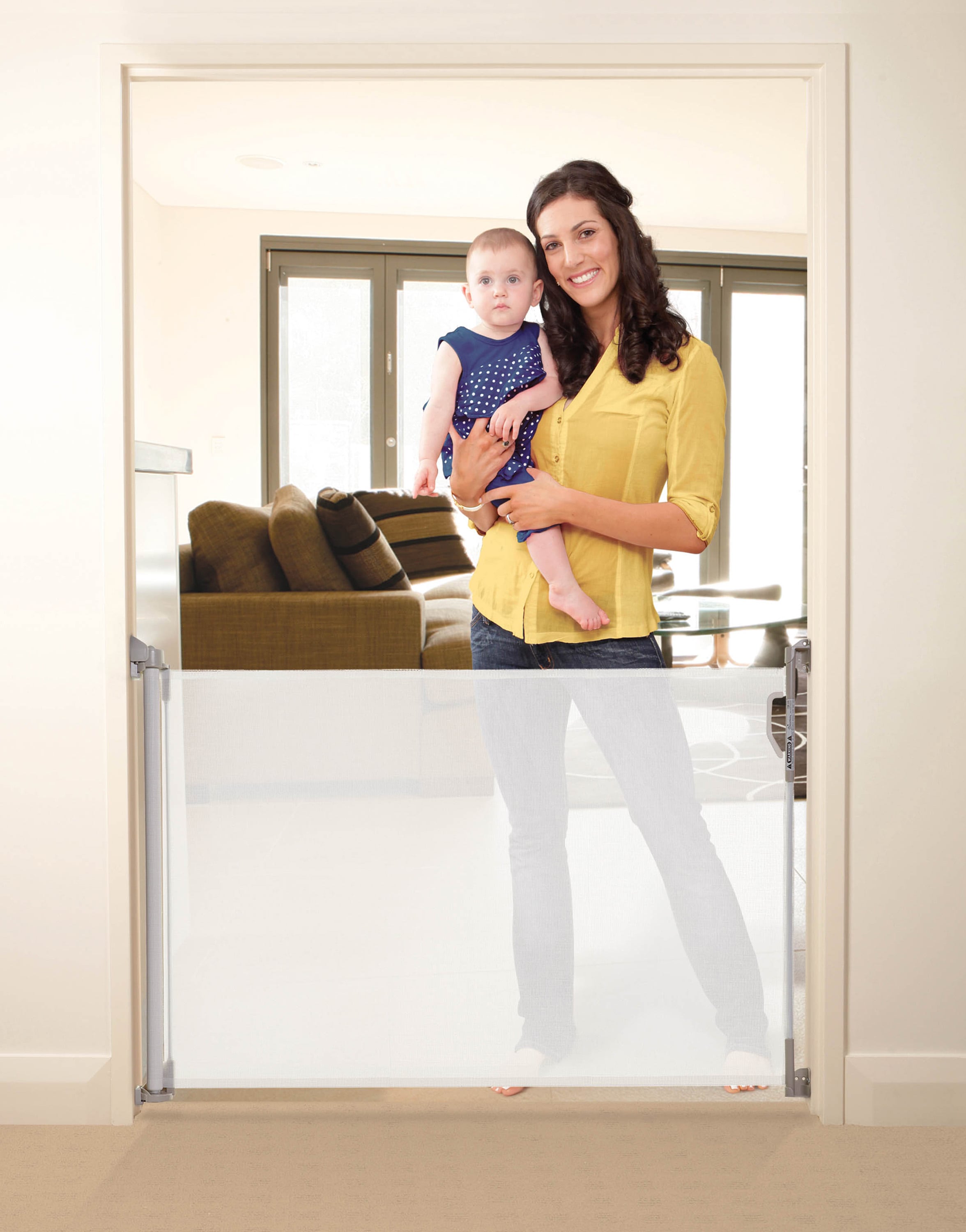 Barrera de seguridad retráctil de plástico blanco montada con herrajes de 55 pulgadas x 34 pulgadas Dreambaby L820