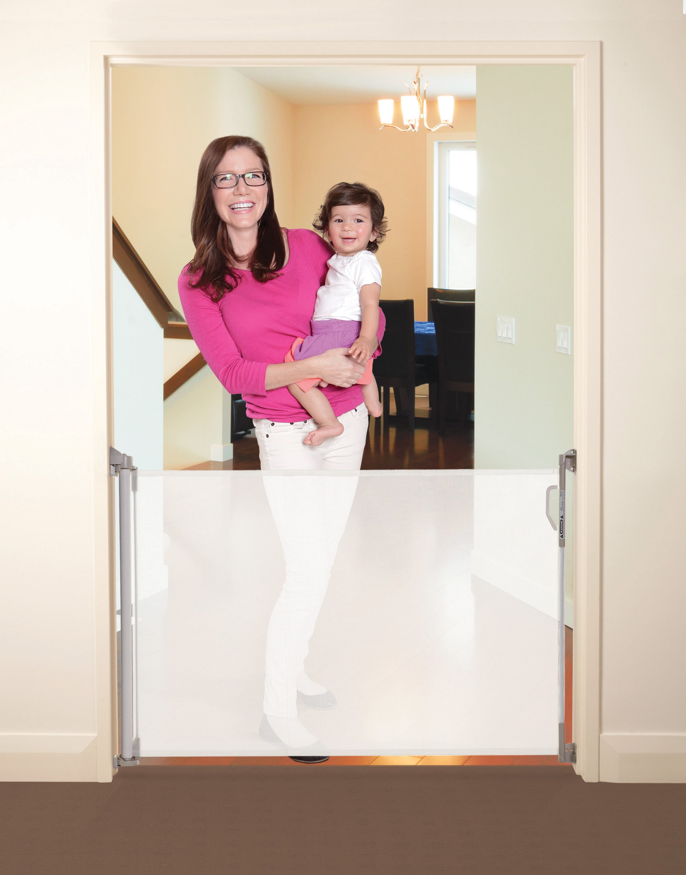 Barrera de seguridad retráctil de plástico blanco montada con herrajes de 55 pulgadas x 34 pulgadas Dreambaby L820