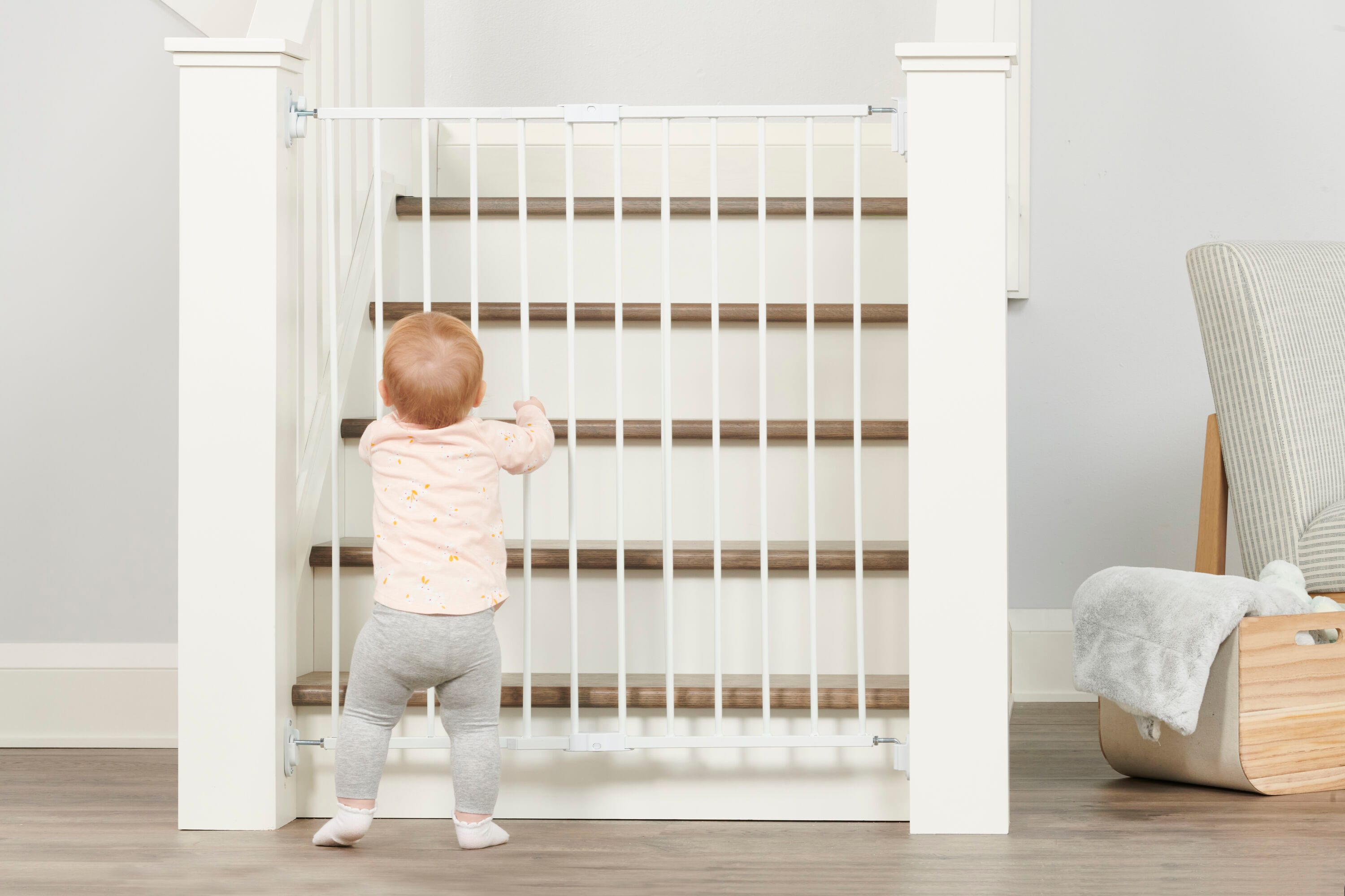 Barrera de seguridad metálica blanca montada en la parte superior de las escaleras de 40.5 pulgadas x 36 pulgadas - Regalo 1255 W DS