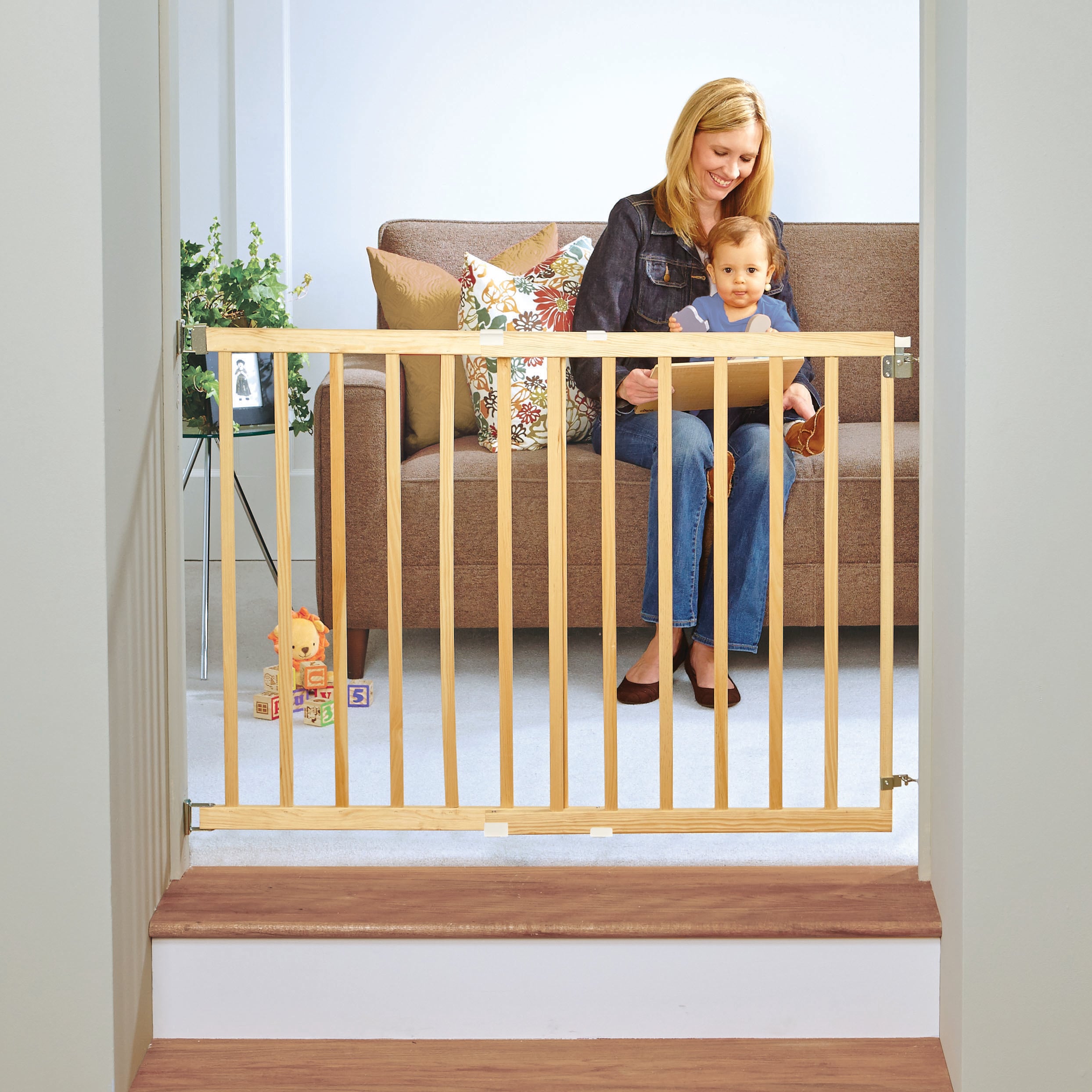 Barrera de seguridad de madera con montaje de hardware Toddleroo 42 pulgadas x 30 pulgadas, acabado natural - North States 4630A