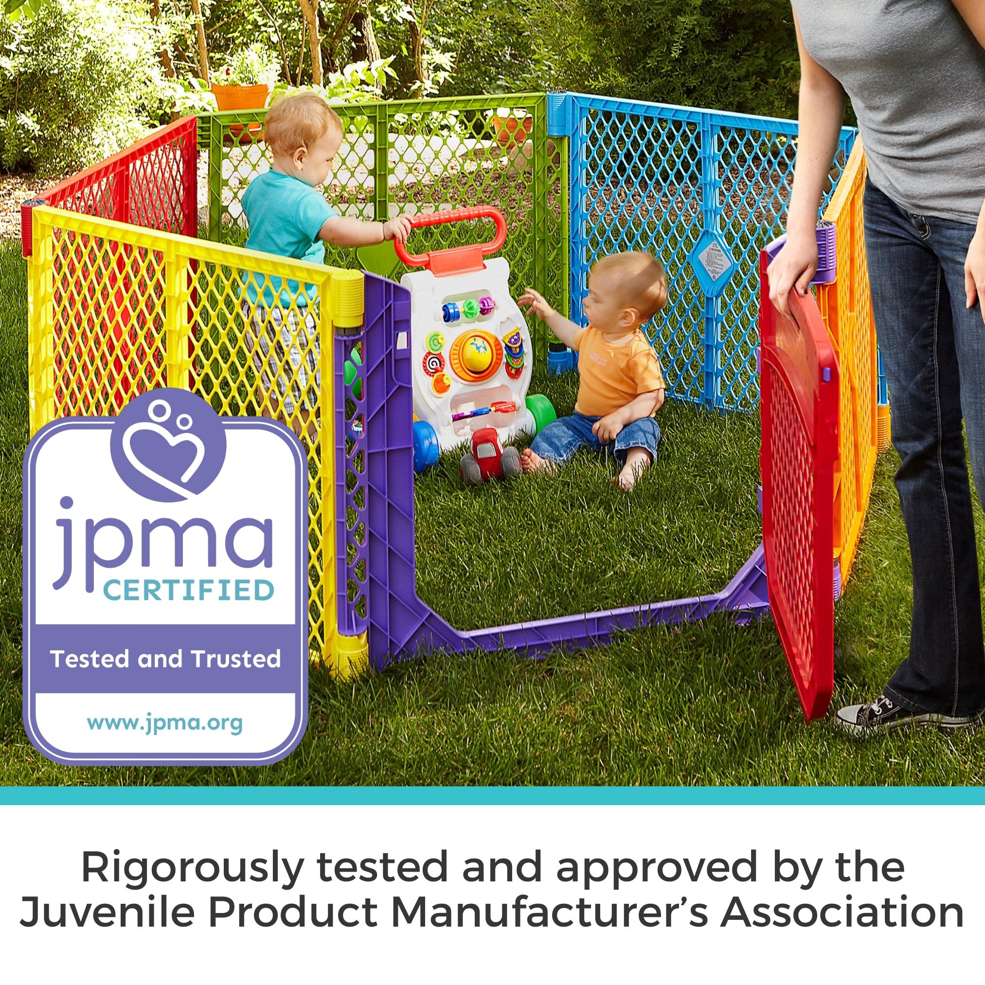 Parque de juegos de seguridad de plástico multicolor de 60 pulgadas x 26 pulgadas con puerta, Toddleroo de North States 8751