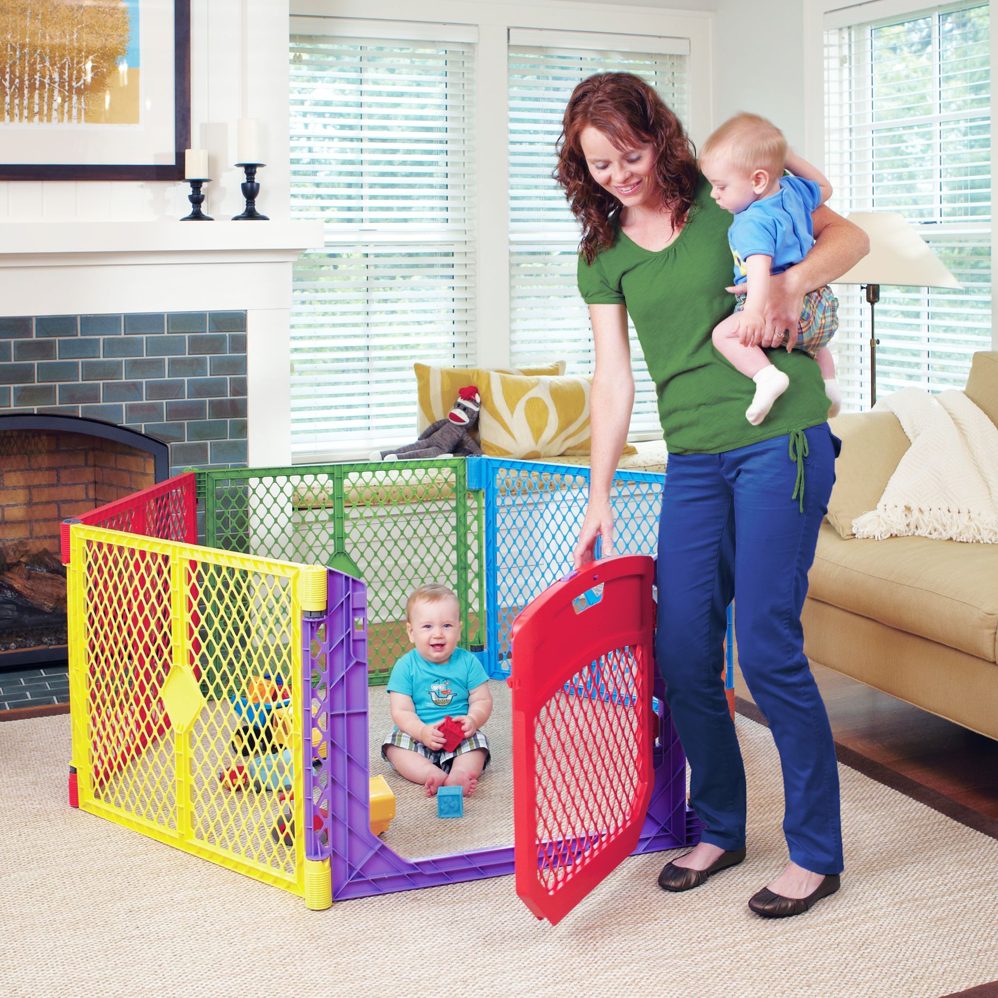 Parque de juegos de seguridad de plástico multicolor de 60 pulgadas x 26 pulgadas con puerta, Toddleroo de North States 8751