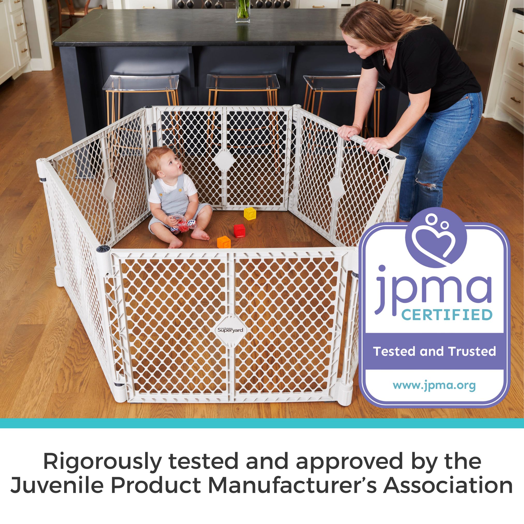 Corral de juegos de seguridad de plástico gris claro de 192 pulgadas x 26 pulgadas con puerta Toddleroo de North States 8669