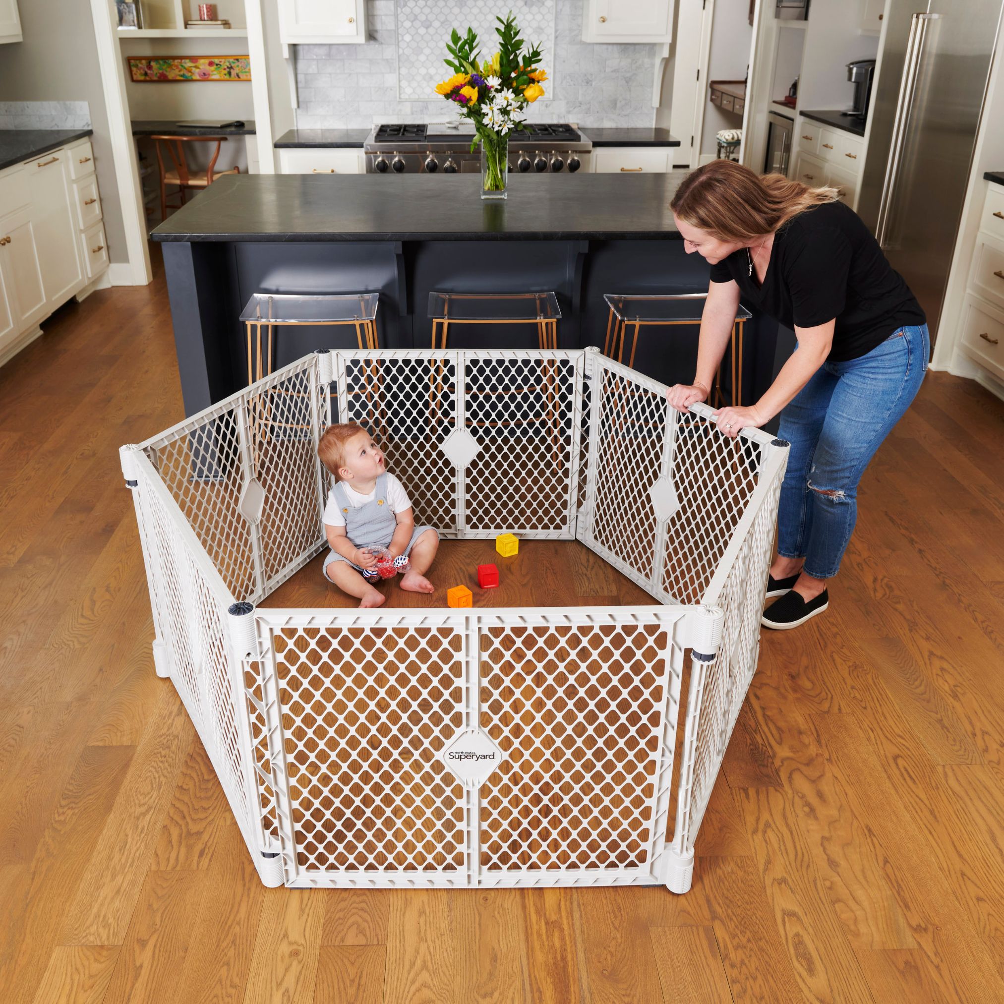 Corral de juegos de seguridad de plástico gris claro de 192 pulgadas x 26 pulgadas con puerta Toddleroo de North States 8669