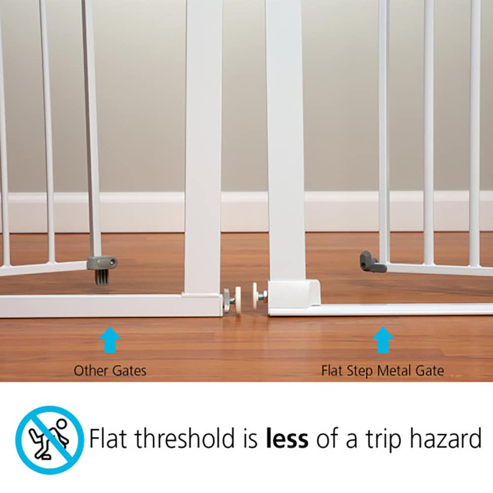 Puerta de seguridad Safety 1st Flat Step 31.25 pulgadas x 28.5 pulgadas Montada a Presión de Metal Blanco Puerta de Seguridad GA119WHO1