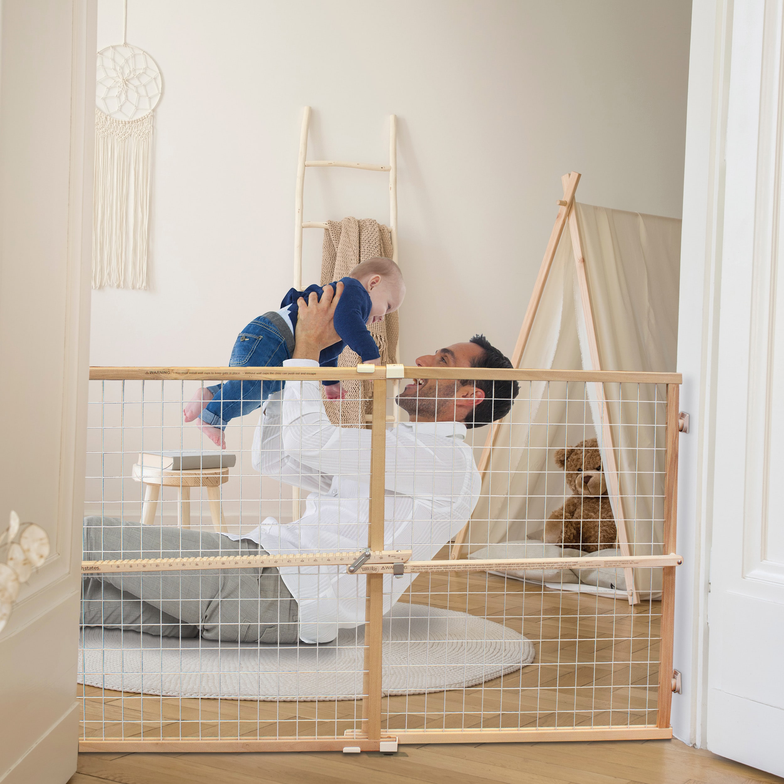 Puerta de seguridad de madera natural montada a presión de 50 pulgadas x 31 pulgadas Toddleroo by North States 4615A