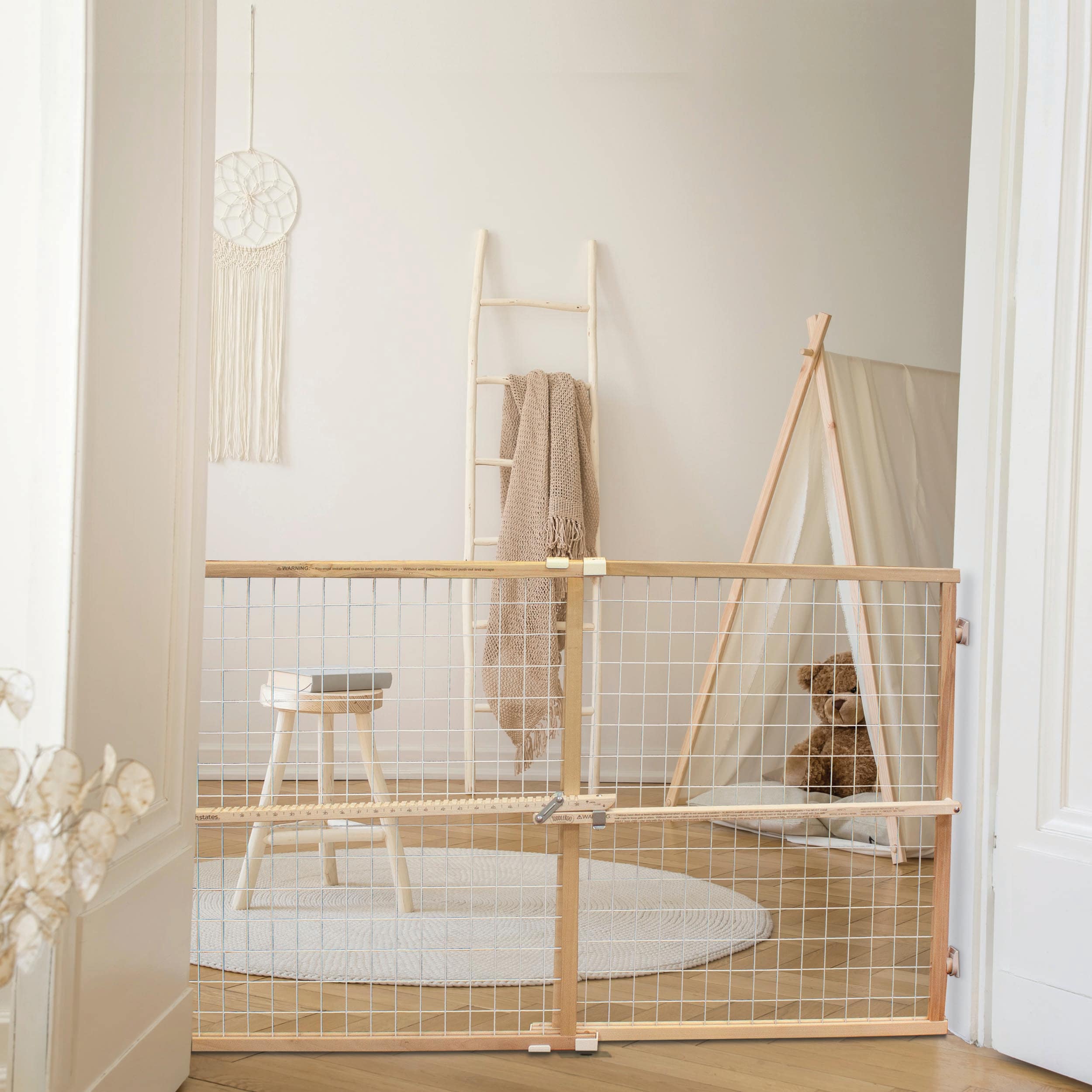 Puerta de seguridad de madera natural montada a presión de 50 pulgadas x 31 pulgadas Toddleroo by North States 4615A