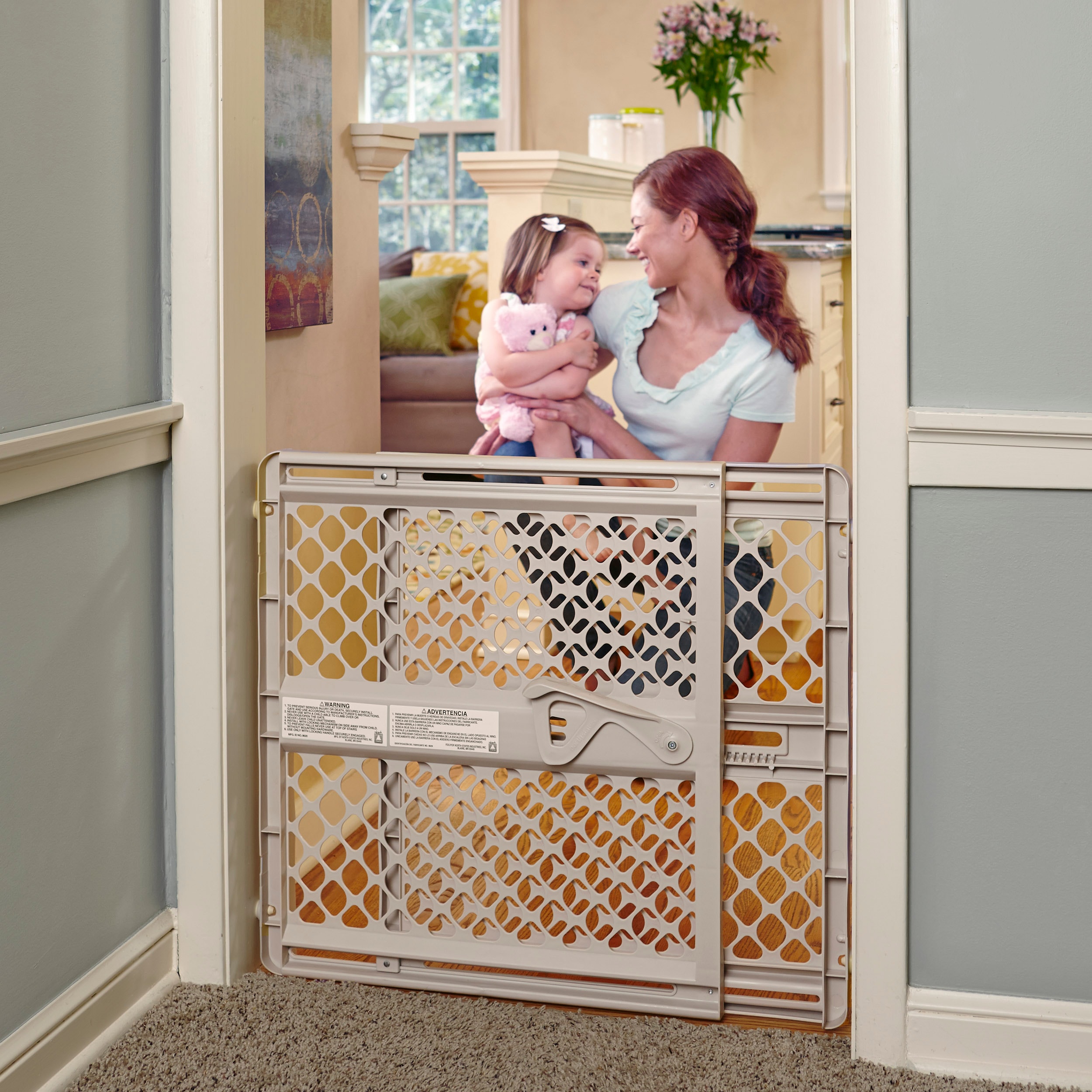 Barrera de seguridad de plástico color beige montada a presión/con herrajes de 42 pulgadas x 26 pulgadas Toddleroo de North States 8718