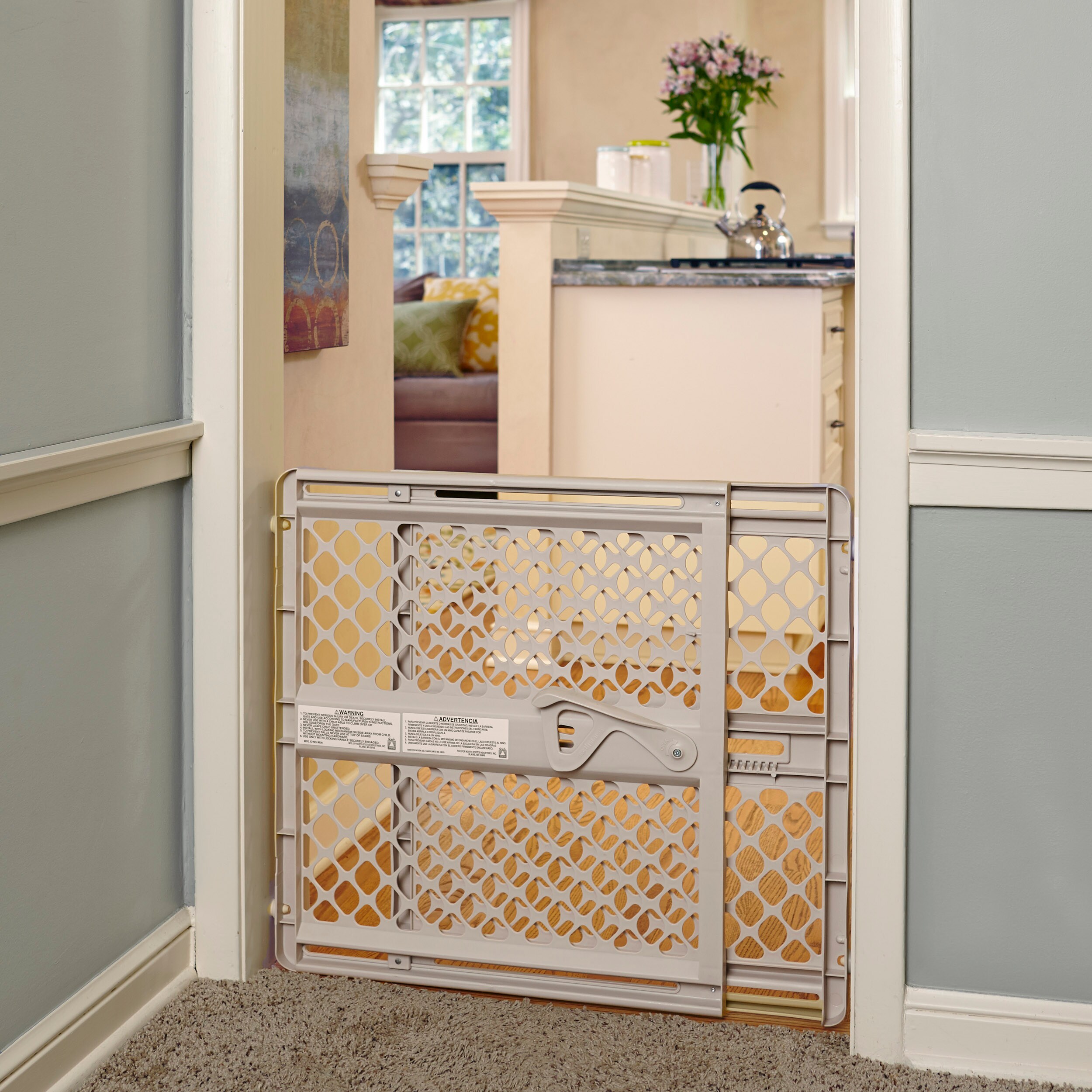 Barrera de seguridad de plástico color beige montada a presión/con herrajes de 42 pulgadas x 26 pulgadas Toddleroo de North States 8718