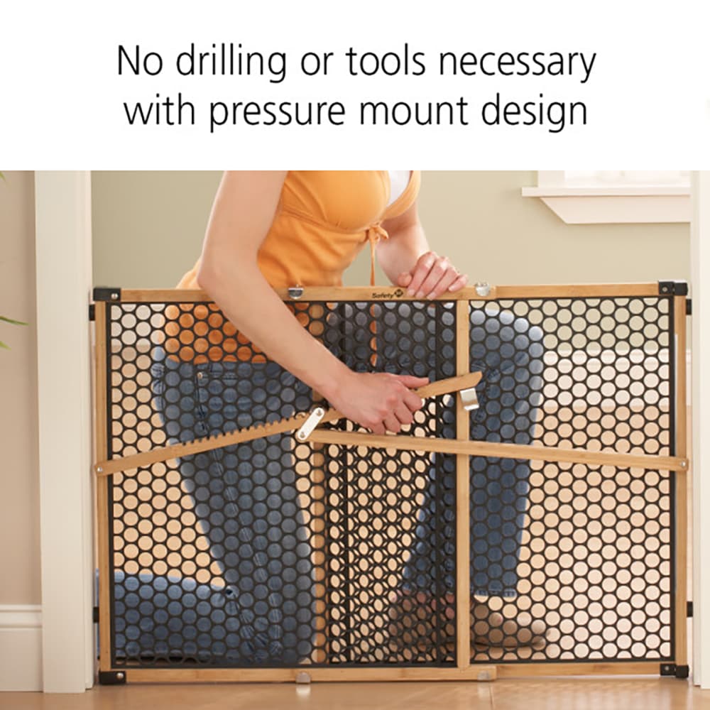 Puerta de seguridad de madera de bambú con montaje a presión Safety 1st de 42 pulgadas x 24 pulgadas GA0350604