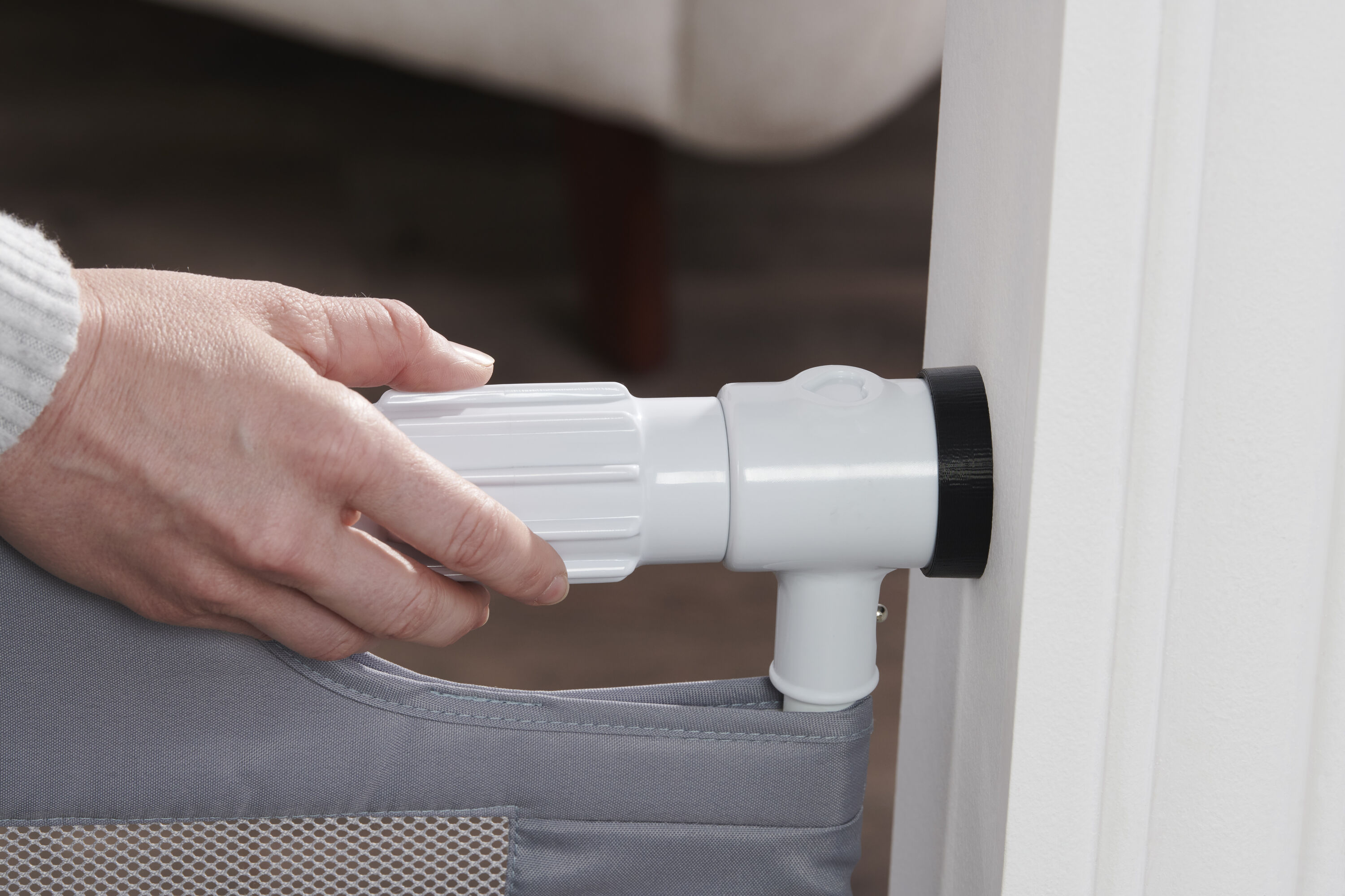 Barrera de seguridad de plástico gris expandible de 50 pulgadas x 28 pulgadas, montada a presión - Modelo 1800 W DS