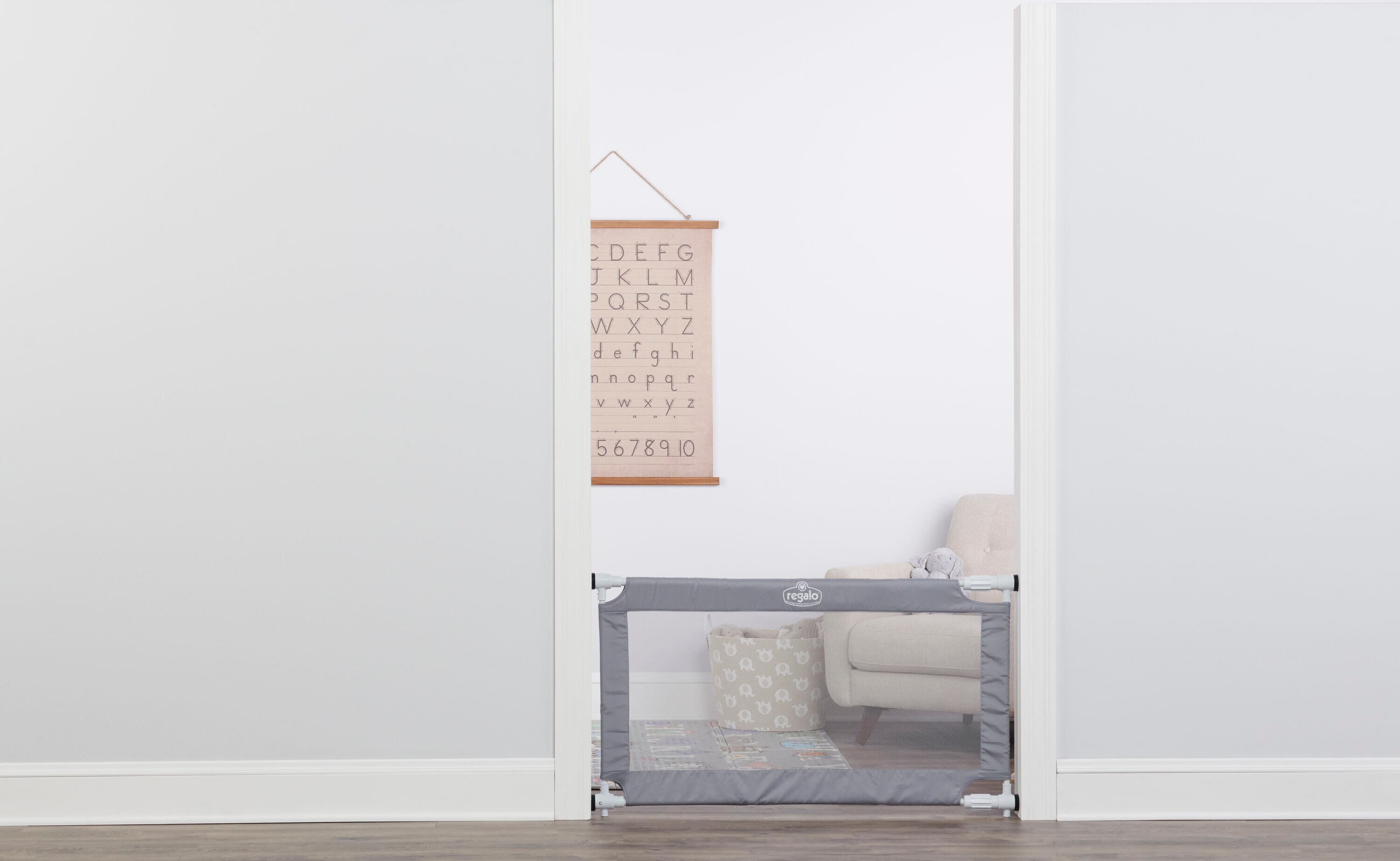 Barrera de seguridad de plástico gris expandible de 50 pulgadas x 28 pulgadas, montada a presión - Modelo 1800 W DS