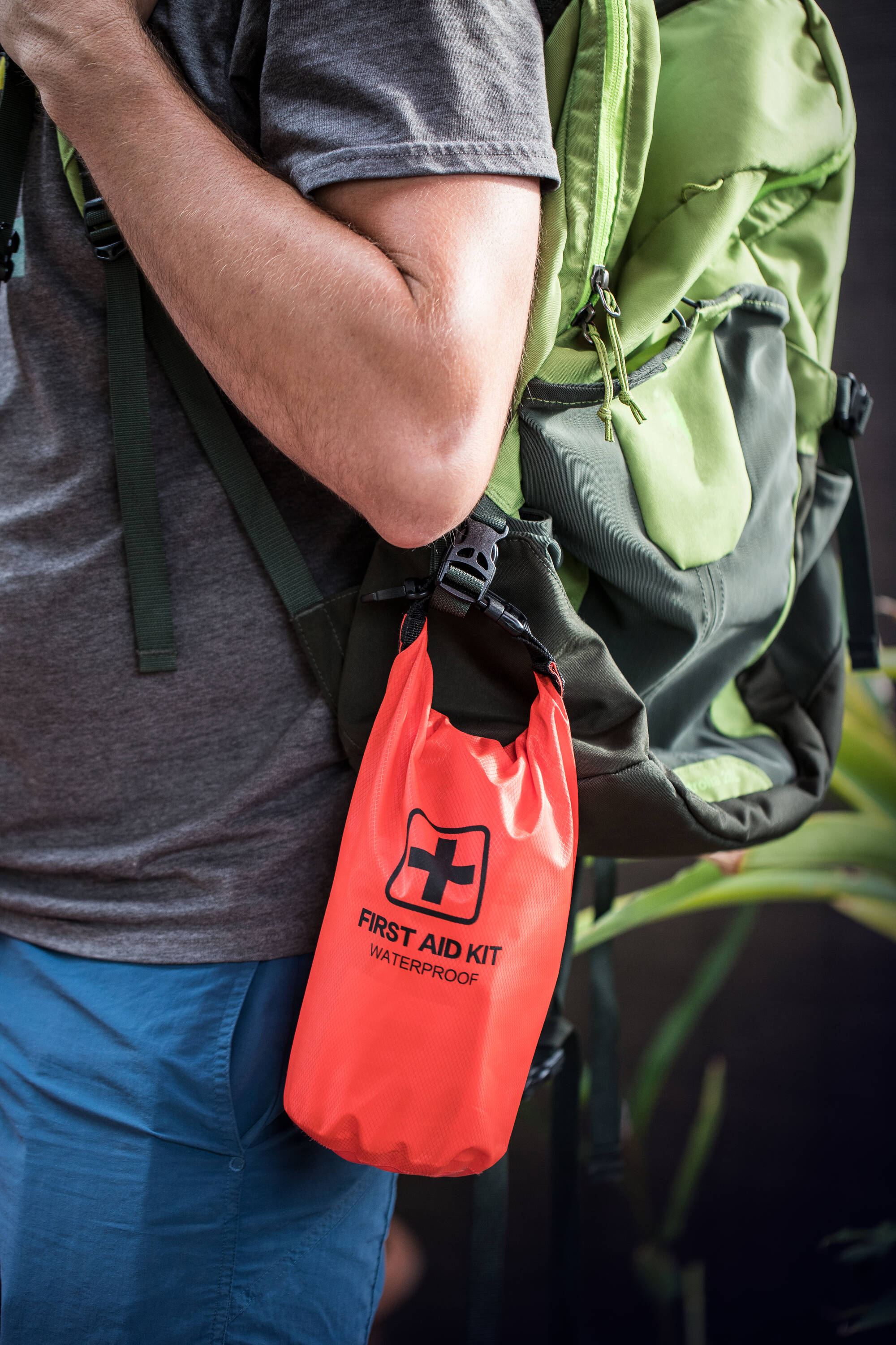 Kit de emergencia multiuso de nylon impermeable de 130 piezas de Dorcy International 41-3820.
