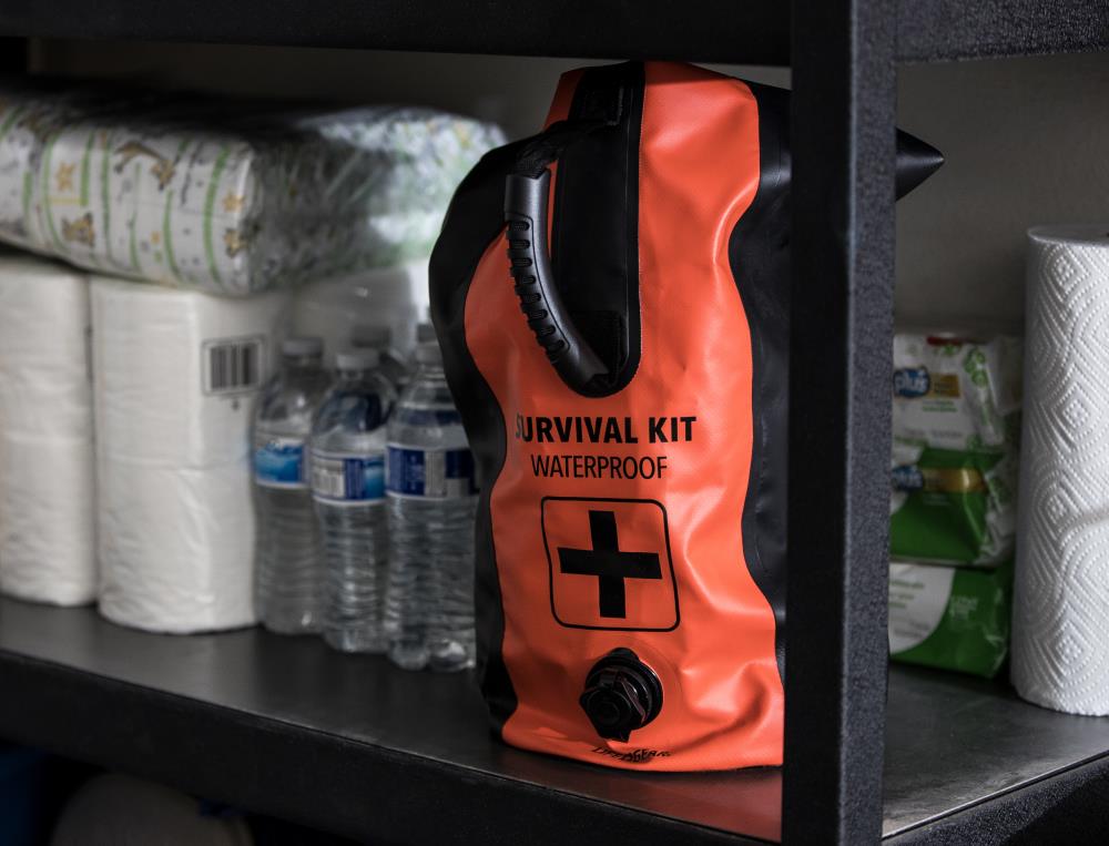 Kit de emergencia multiusos de nylon impermeable de 140 piezas de Dorcy International 41-3821