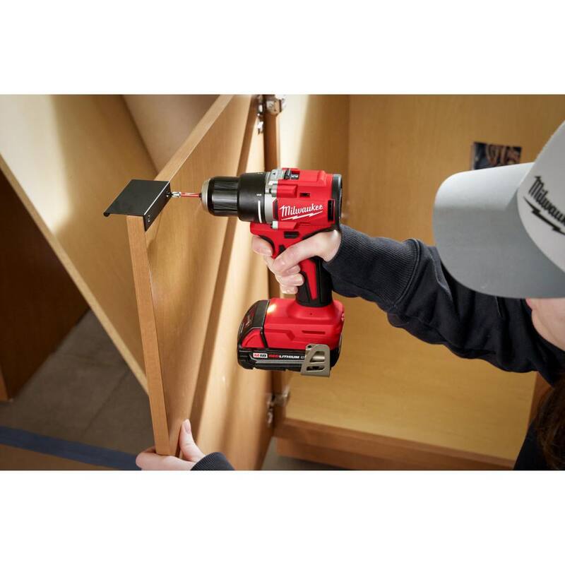 Milwaukee M18 18V Taladro/destornillador compacto inalámbrico sin escobillas de iones de litio con una batería de 2.0 Ah, cargador y set de puntas (25 piezas) - 3601-21P-48-32-4095