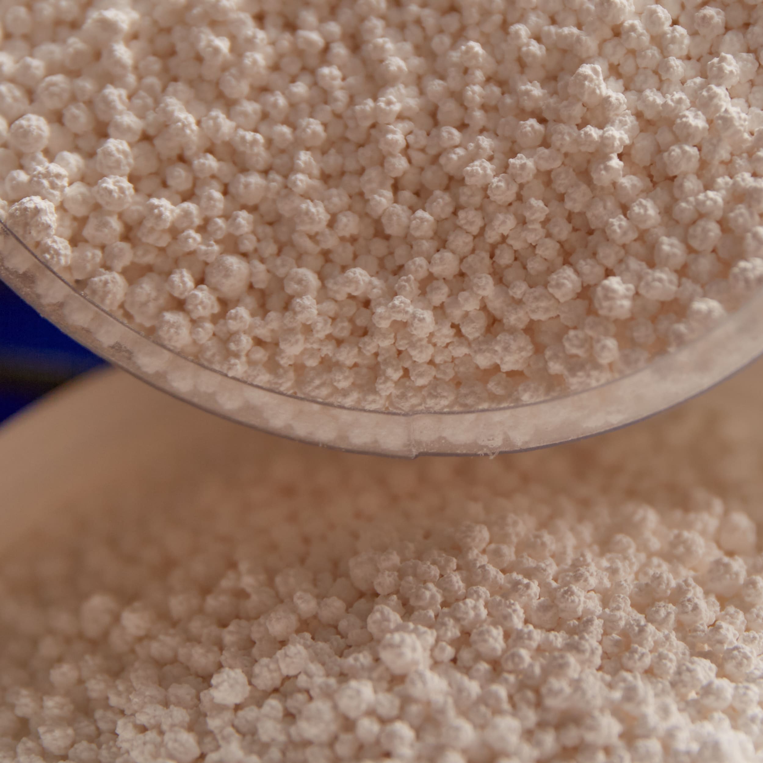 - Pellets de cloruro de calcio actúan rápido Bare Ground 7 lb Natural Más seguro para mascotas Derretimiento de hielo BGCCP-12