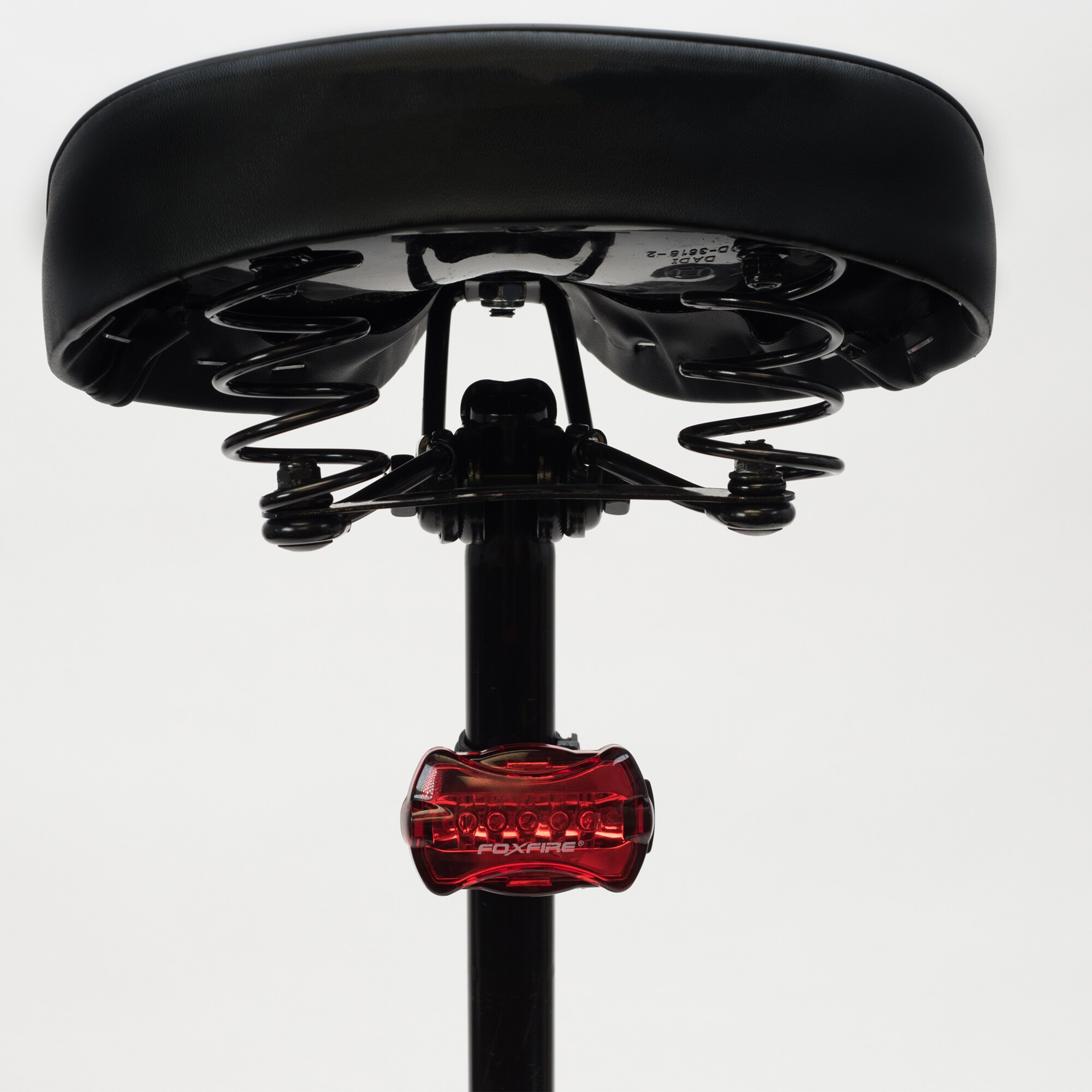 Luz de seguridad personal Foxfire Foxfire es esencial para aquellos que trabajan o juegan en un entorno de poca luz. Visible a más de 1/2 milla, esta luz cuenta con 6 modos de funcionamiento e incluye una banda elástica para el brazo y un soporte para poste. 7005320