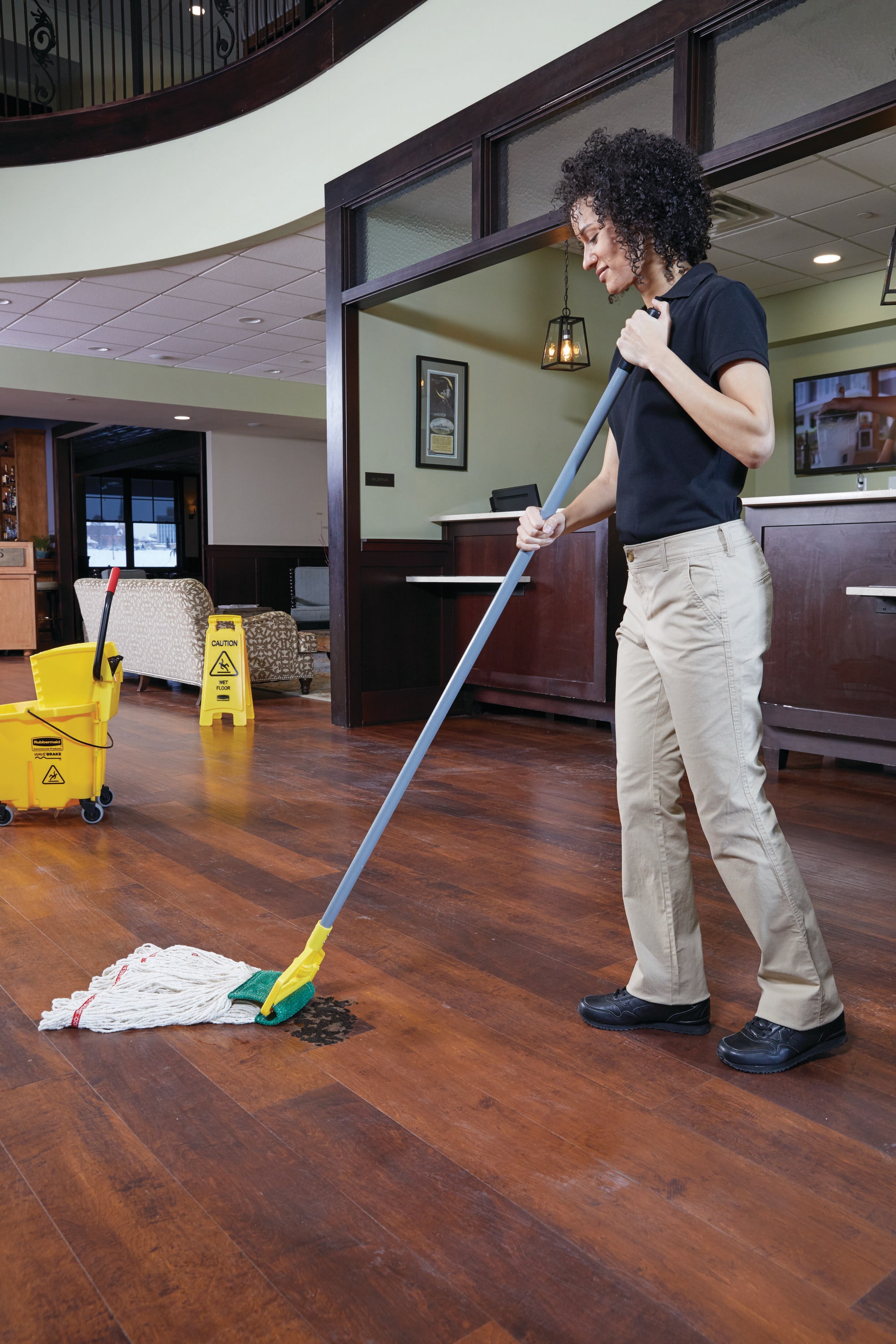 Señal de tráfico de seguridad amarilla de 25 pulgadas de Rubbermaid Commercial Products FG611200YEL