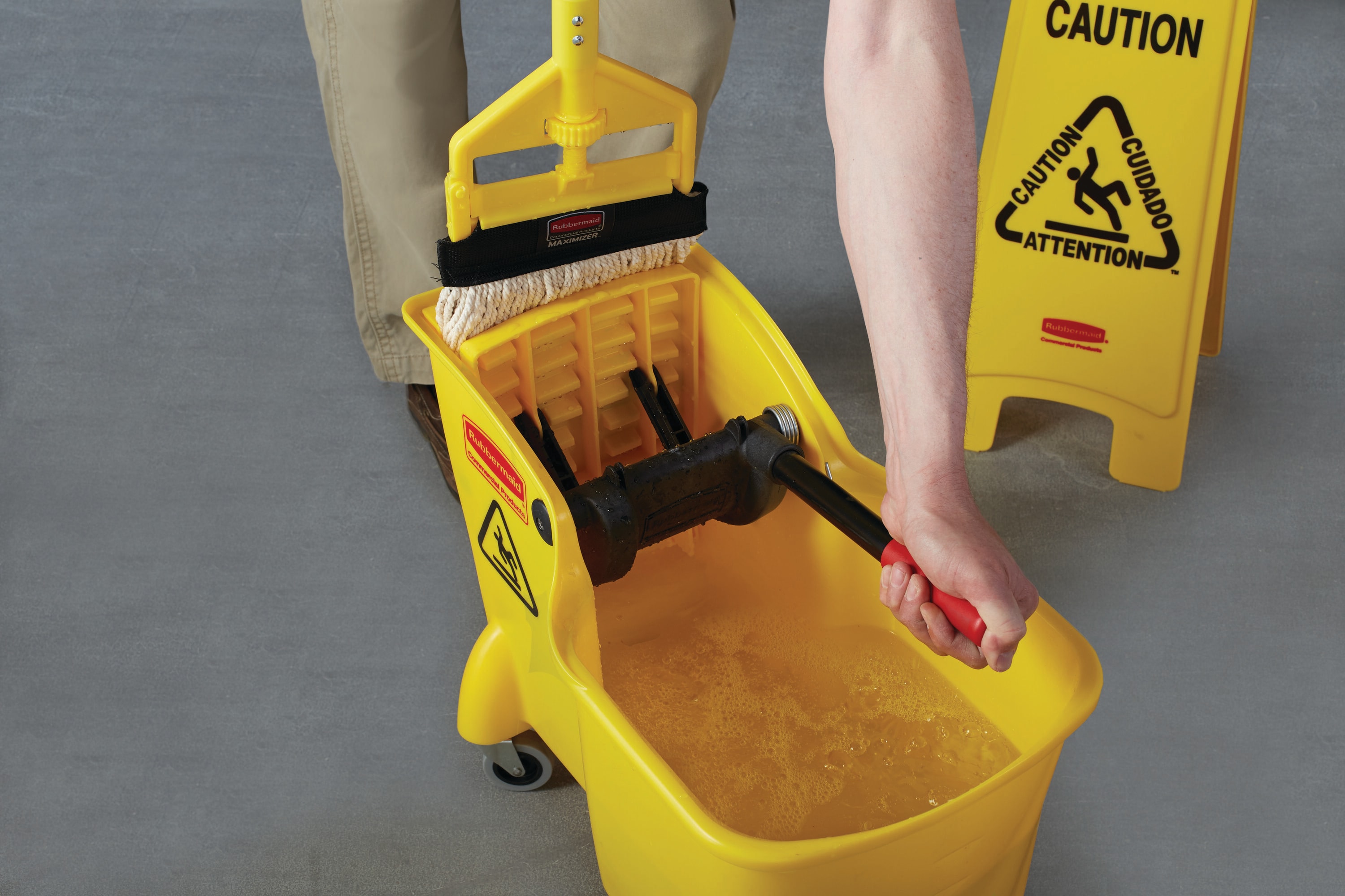 Señal de tráfico de seguridad amarilla de 25 pulgadas de Rubbermaid Commercial Products FG611200YEL