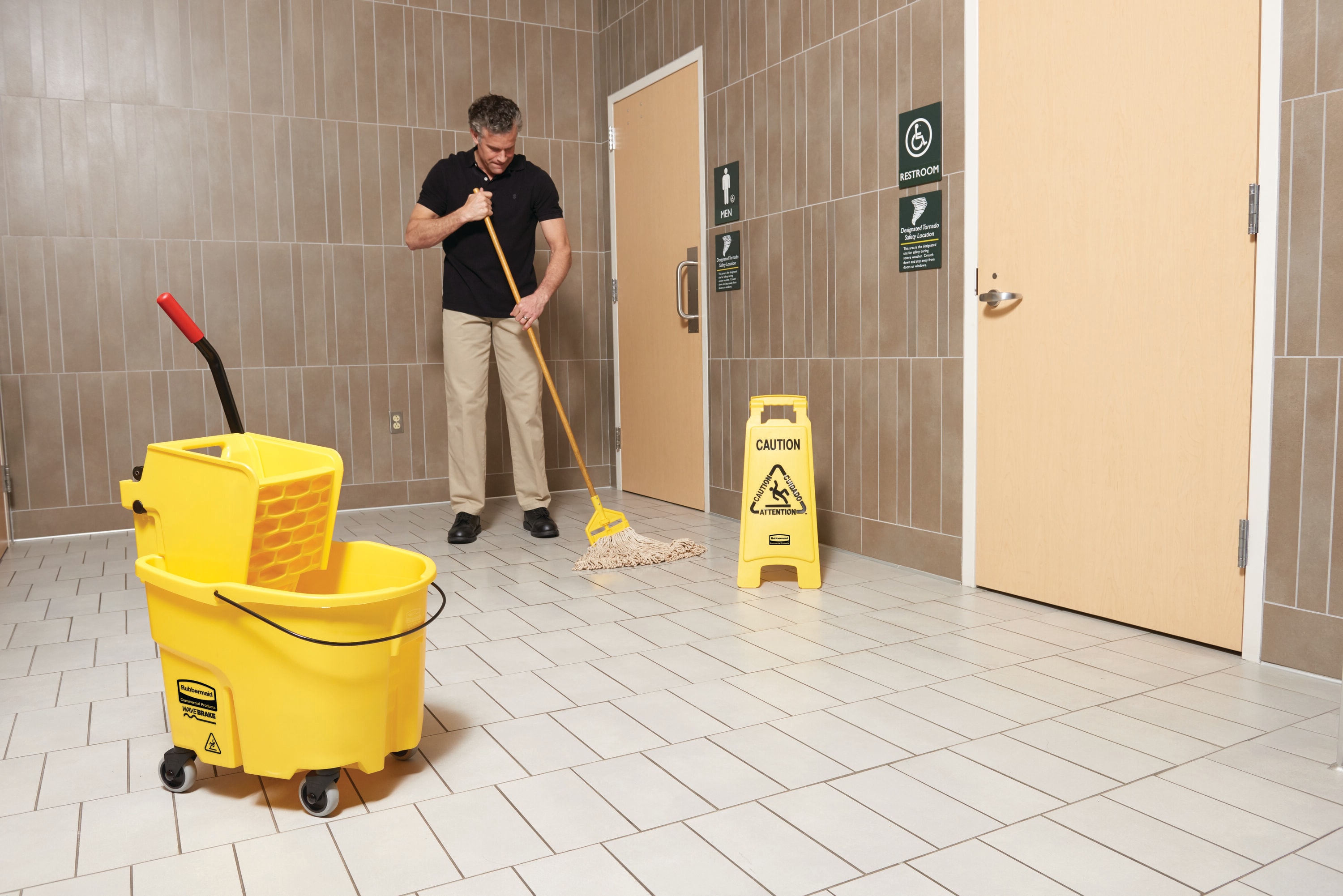 Señal de tráfico de seguridad amarilla de 25 pulgadas de Rubbermaid Commercial Products FG611200YEL