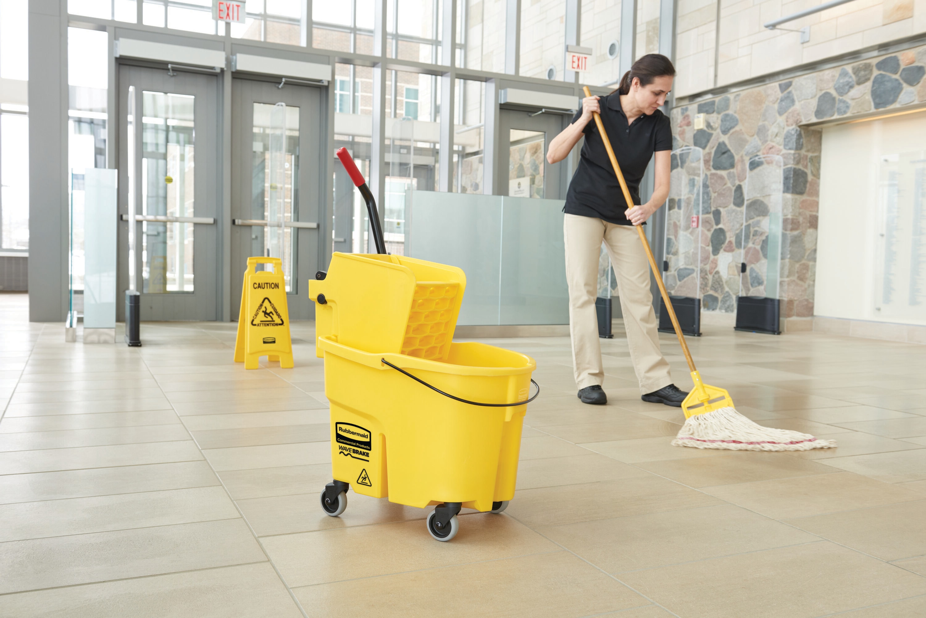 Señal de tráfico de seguridad amarilla de 25 pulgadas de Rubbermaid Commercial Products FG611200YEL