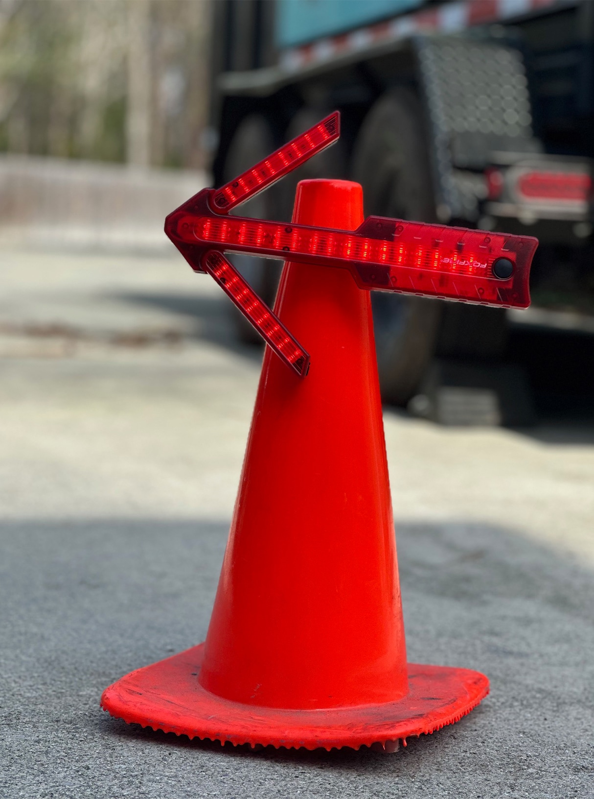 Señal de tráfico roja de seguridad Foxfire Safety de 12 pulgadas