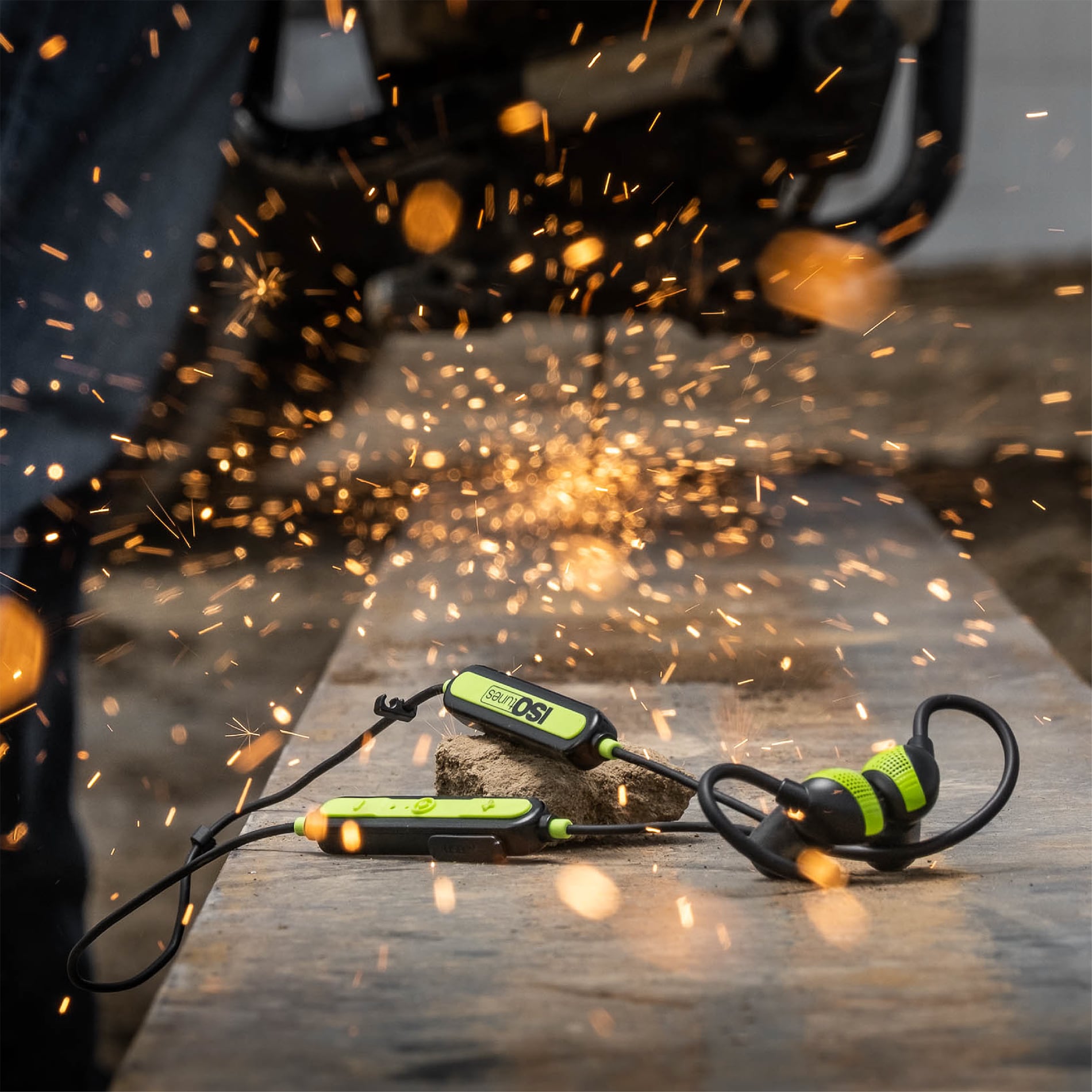 Auriculares de protección auditiva inalámbricos reutilizables con conciencia ISOtunes PRO, compatible con Bluetooth, con clasificación de reducción de ruido de 26 dB.