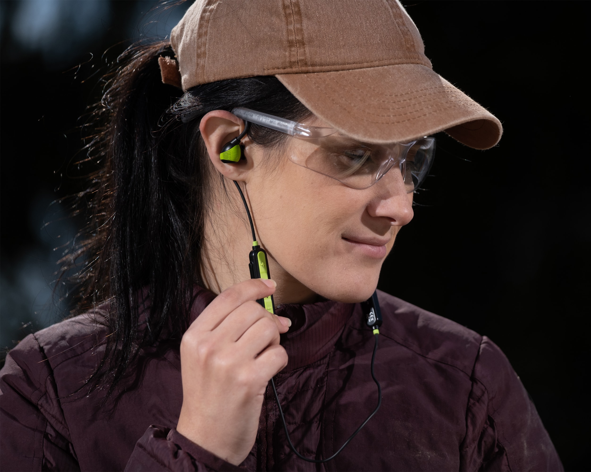 Auriculares de protección auditiva inalámbricos reutilizables con conciencia ISOtunes PRO, compatible con Bluetooth, con clasificación de reducción de ruido de 26 dB.