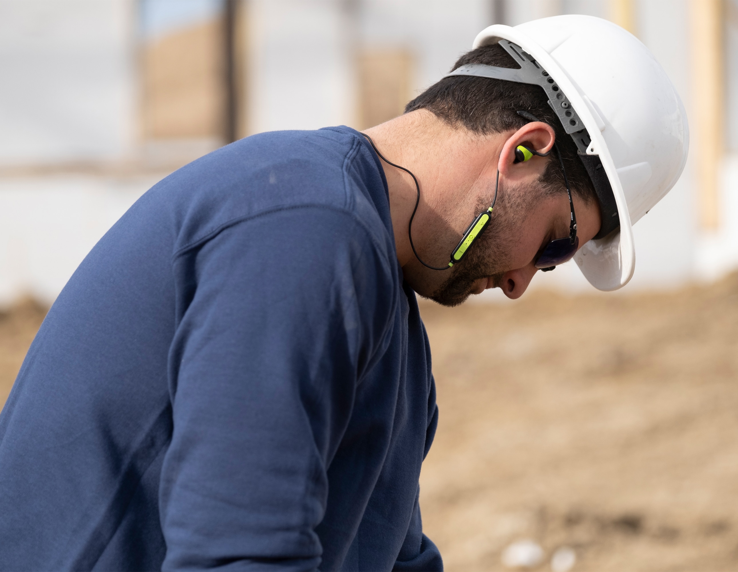 Auriculares de protección auditiva inalámbricos reutilizables con conciencia ISOtunes PRO, compatible con Bluetooth, con clasificación de reducción de ruido de 26 dB.