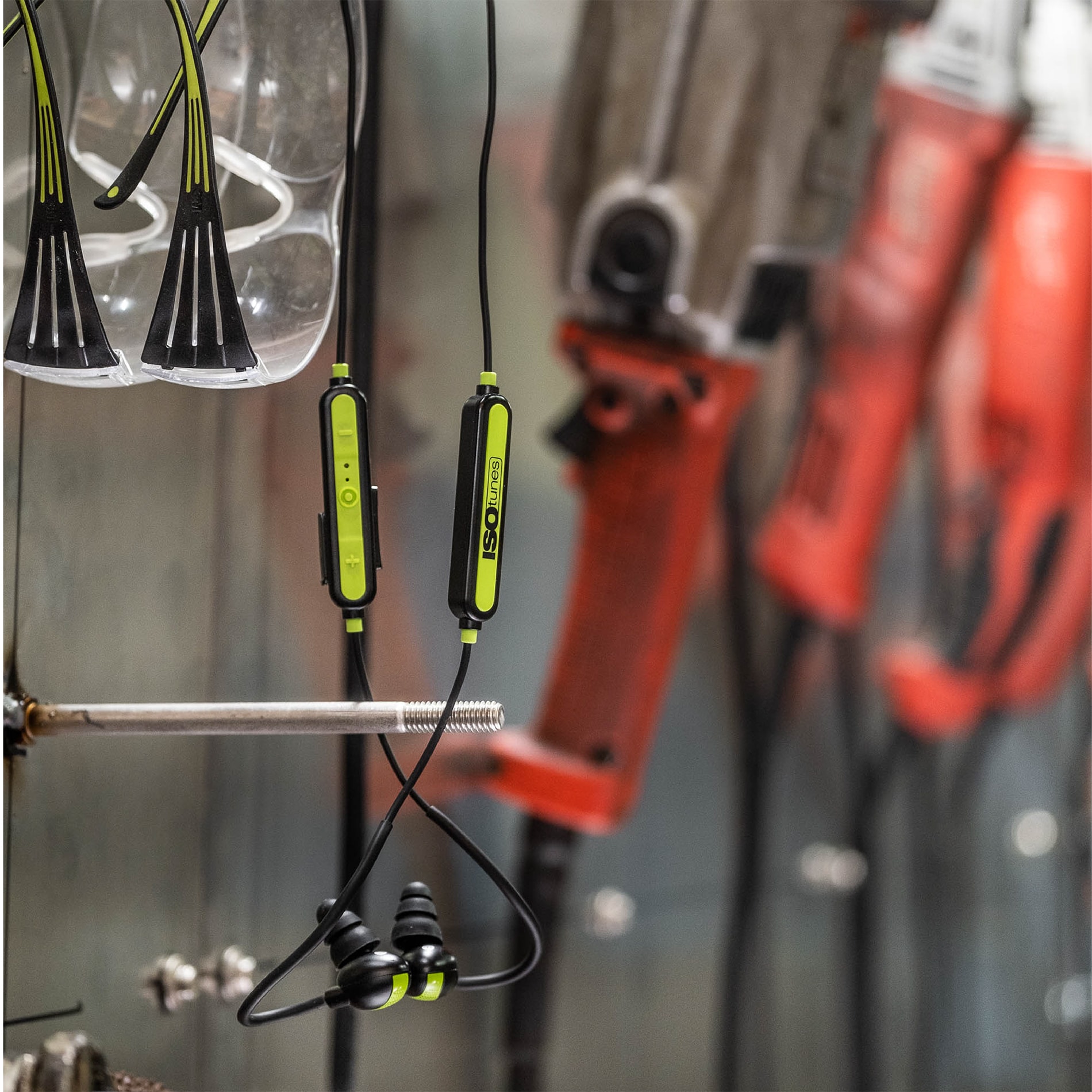 Auriculares de protección auditiva inalámbricos reutilizables con conciencia ISOtunes PRO, compatible con Bluetooth, con clasificación de reducción de ruido de 26 dB.