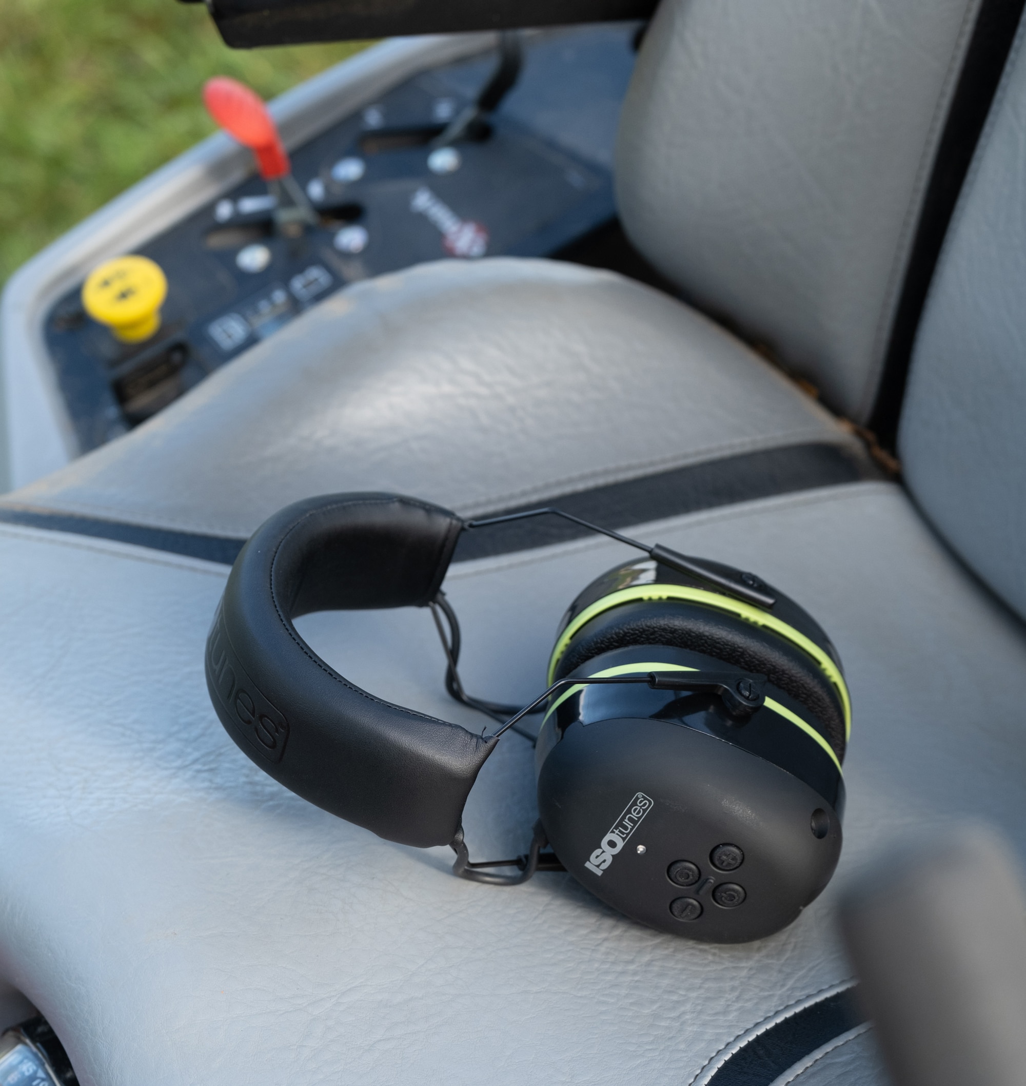 Protectores auditivos inalámbricos reutilizables ISOtunes Air Defender con compatibilidad Bluetooth y reducción de ruido de 24 dB.