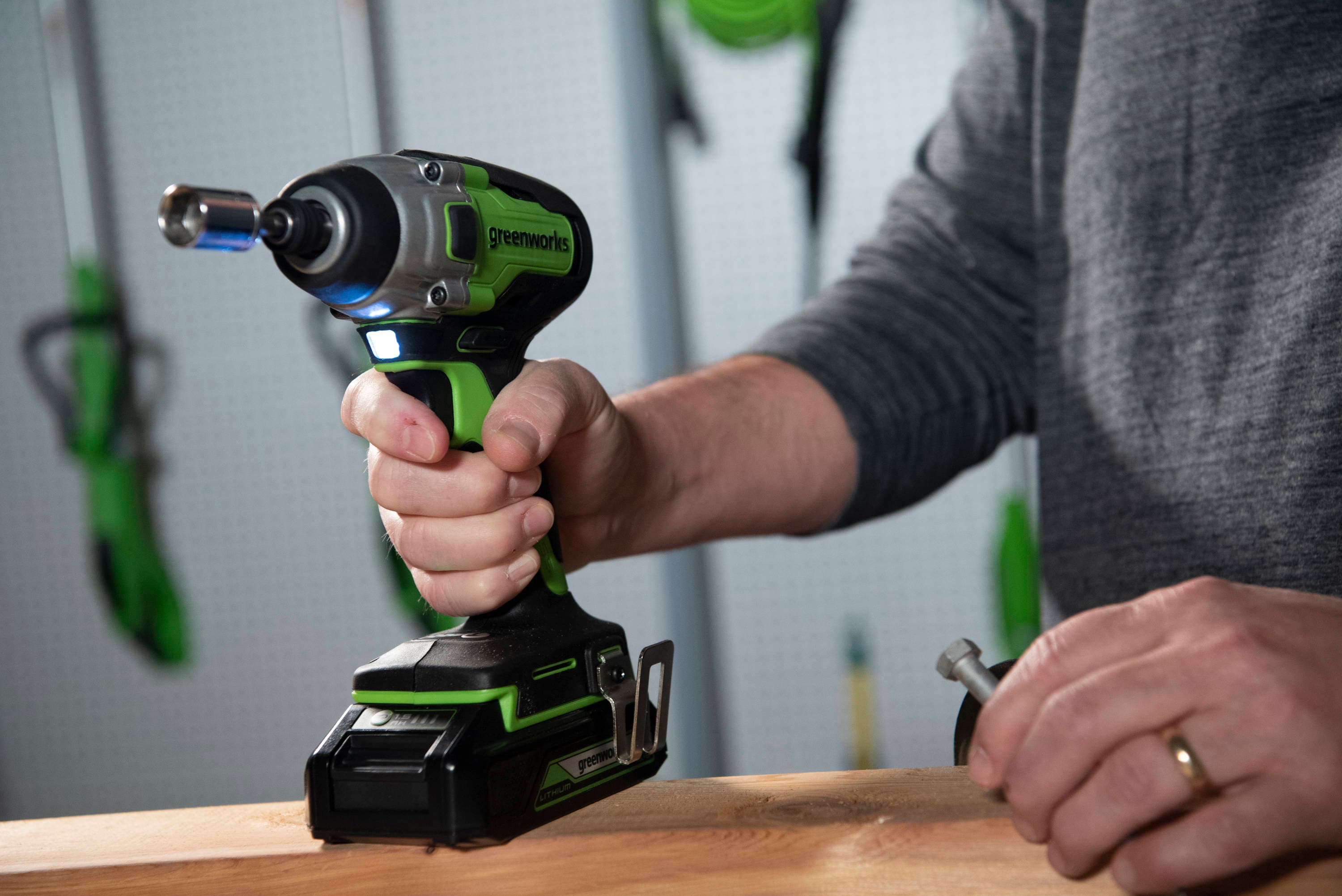 Greenworks 24-volt 1/4-pulgadas sin escobillas Inalámbrico Destornillador de impacto (Batería no incluida y cargador no incluido) IS24L00