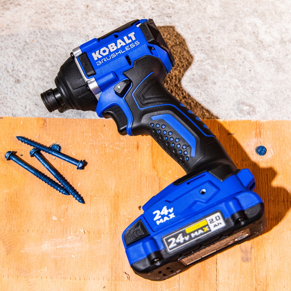 Atornillador de impacto inalámbrico Kobalt de 24 voltios y 1/4 de pulgada (incluye batería, cargador y estuche suave) KID 2024A-03