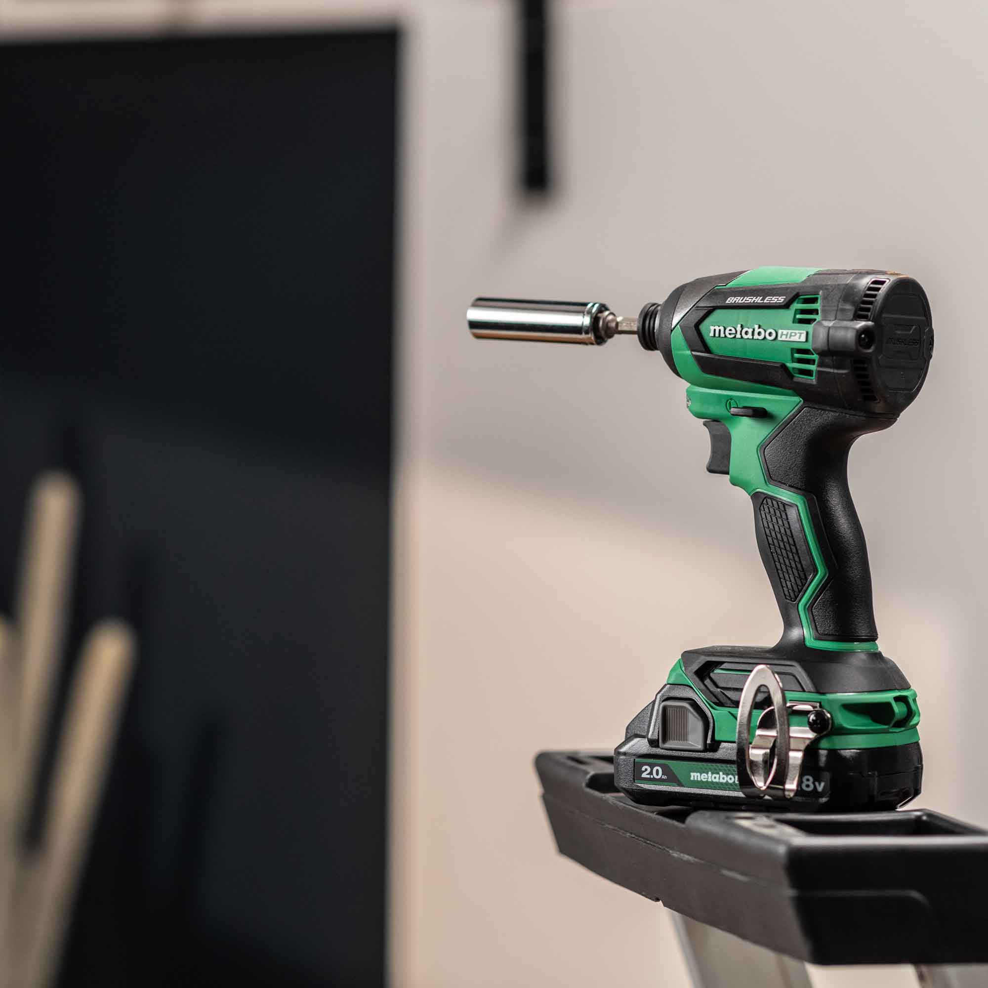 Atornillador de impacto inalámbrico sin escobillas de 1/4 de pulgada de 18 voltios de Metabo HPT (incluye batería, cargador y estuche suave) WH18DEXM