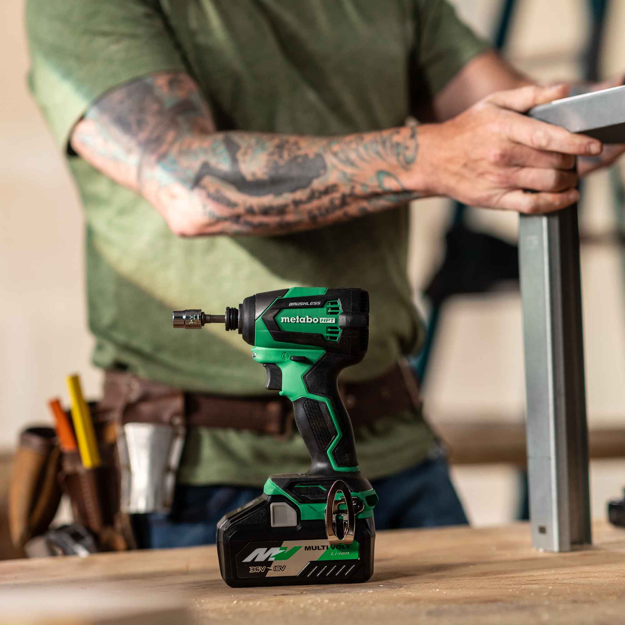 Atornillador de impacto inalámbrico sin escobillas de 1/4 de pulgada de 18 voltios de Metabo HPT (incluye batería, cargador y estuche suave) WH18DEXM
