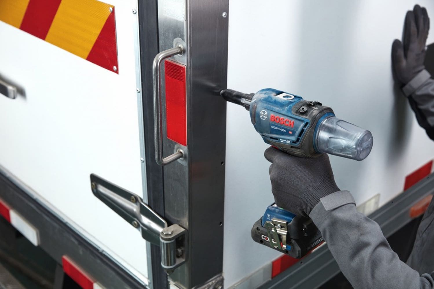 Juego de herramientas Bosch 18V Brushless Connected Rivet con (2) baterías de energía avanzada CORE18V 4 Ah GRG18V-3600CB24