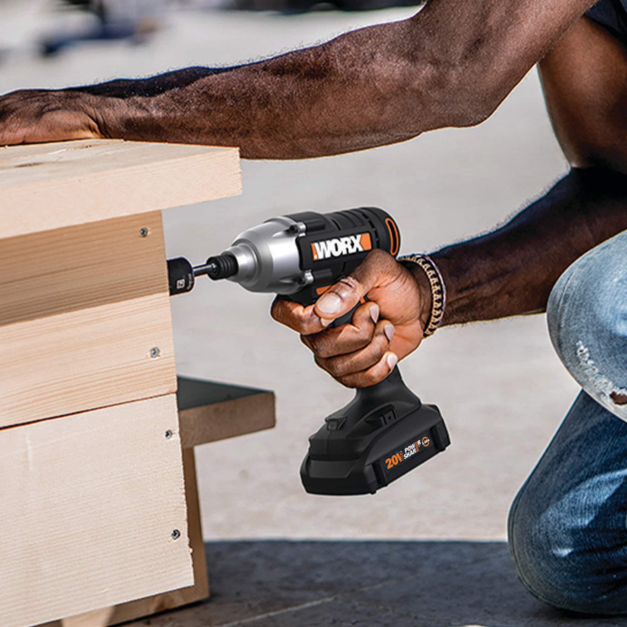 Atornillador de Impacto Inalámbrico WORX Power Share de 20 voltios máx. con batería y cargador incluidos WX291L