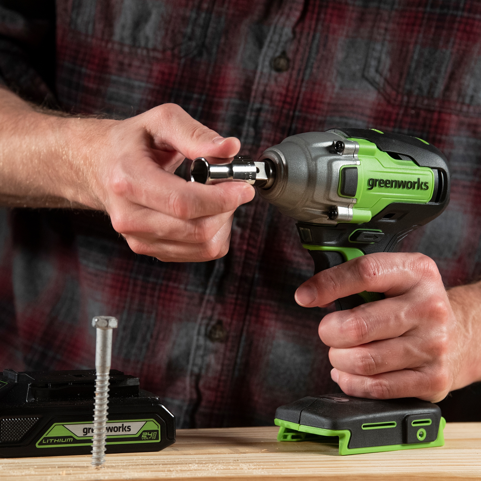 Llave de impacto inalámbrica Greenworks de 24 voltios con velocidad variable y motor sin escobillas de 1/2 pulgadas IW24L00