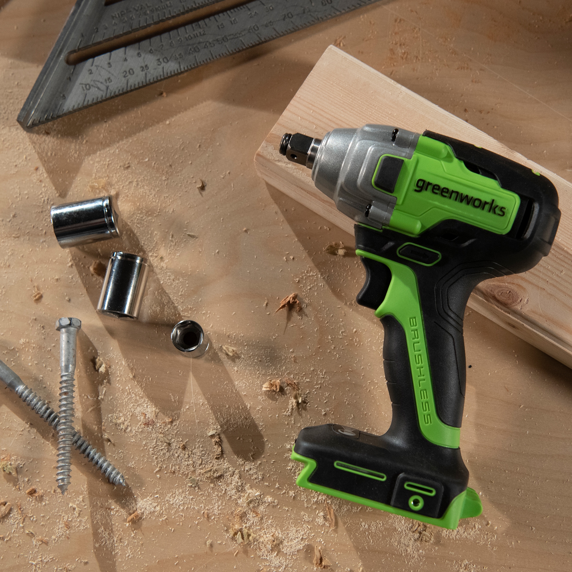 Llave de impacto inalámbrica Greenworks de 24 voltios con velocidad variable y motor sin escobillas de 1/2 pulgadas IW24L00