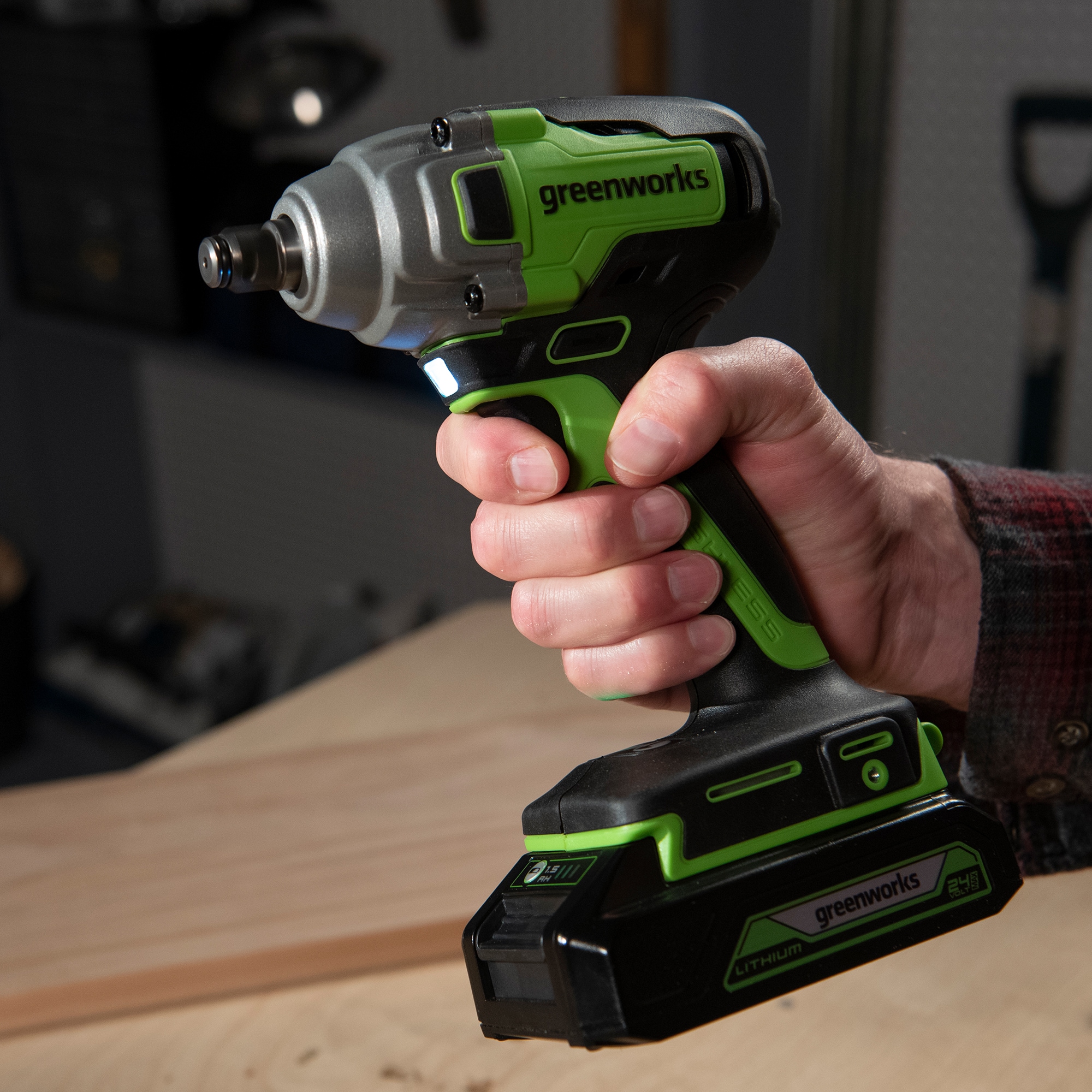 Llave de impacto inalámbrica Greenworks de 24 voltios con velocidad variable y motor sin escobillas de 1/2 pulgadas IW24L00